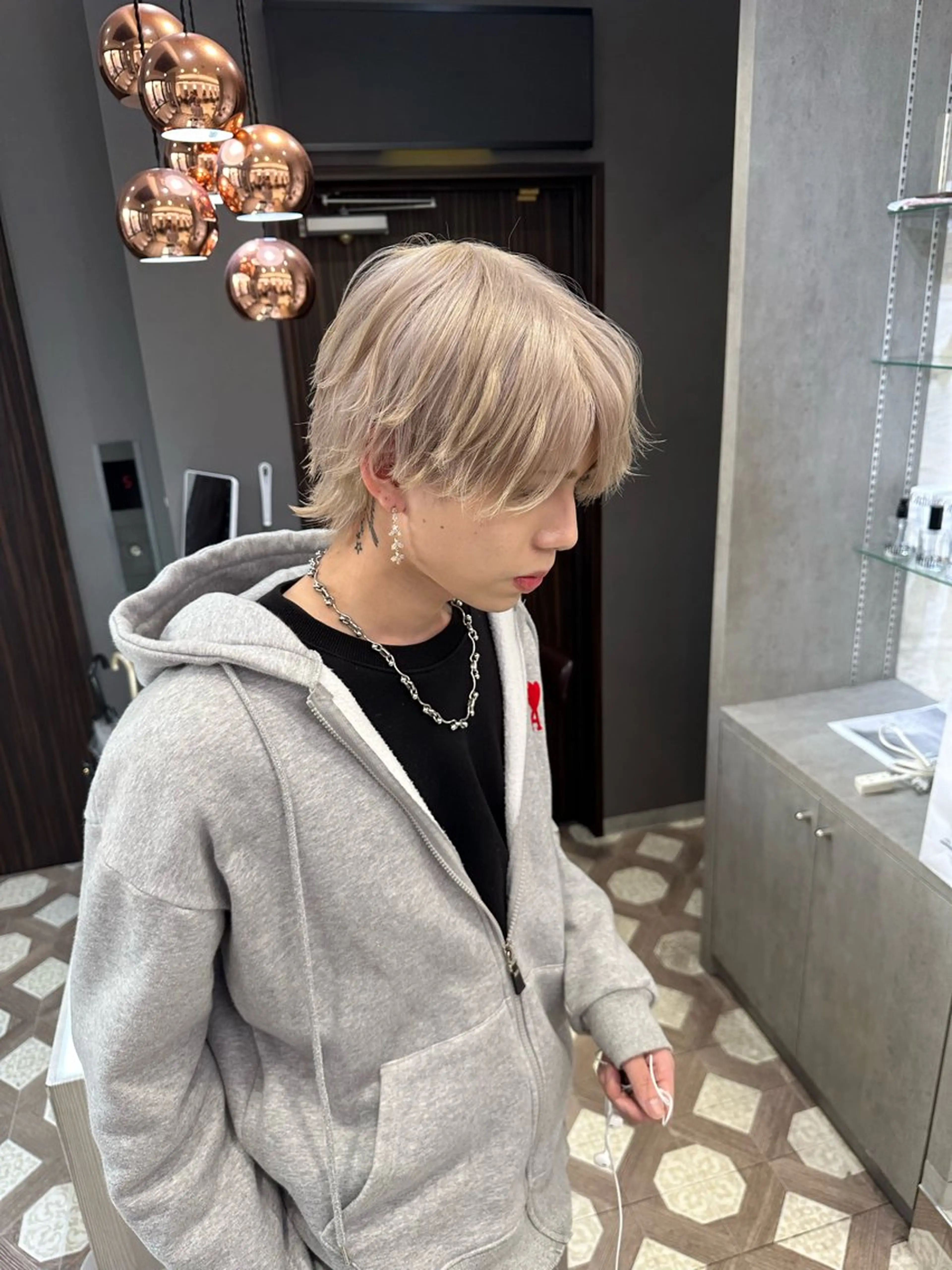 ショート カラー ベージュカラー カシス ハイトーンカラー ミルクティーベージュ AYAKASA 暖色カラー/レイヤーのヘアスタイル