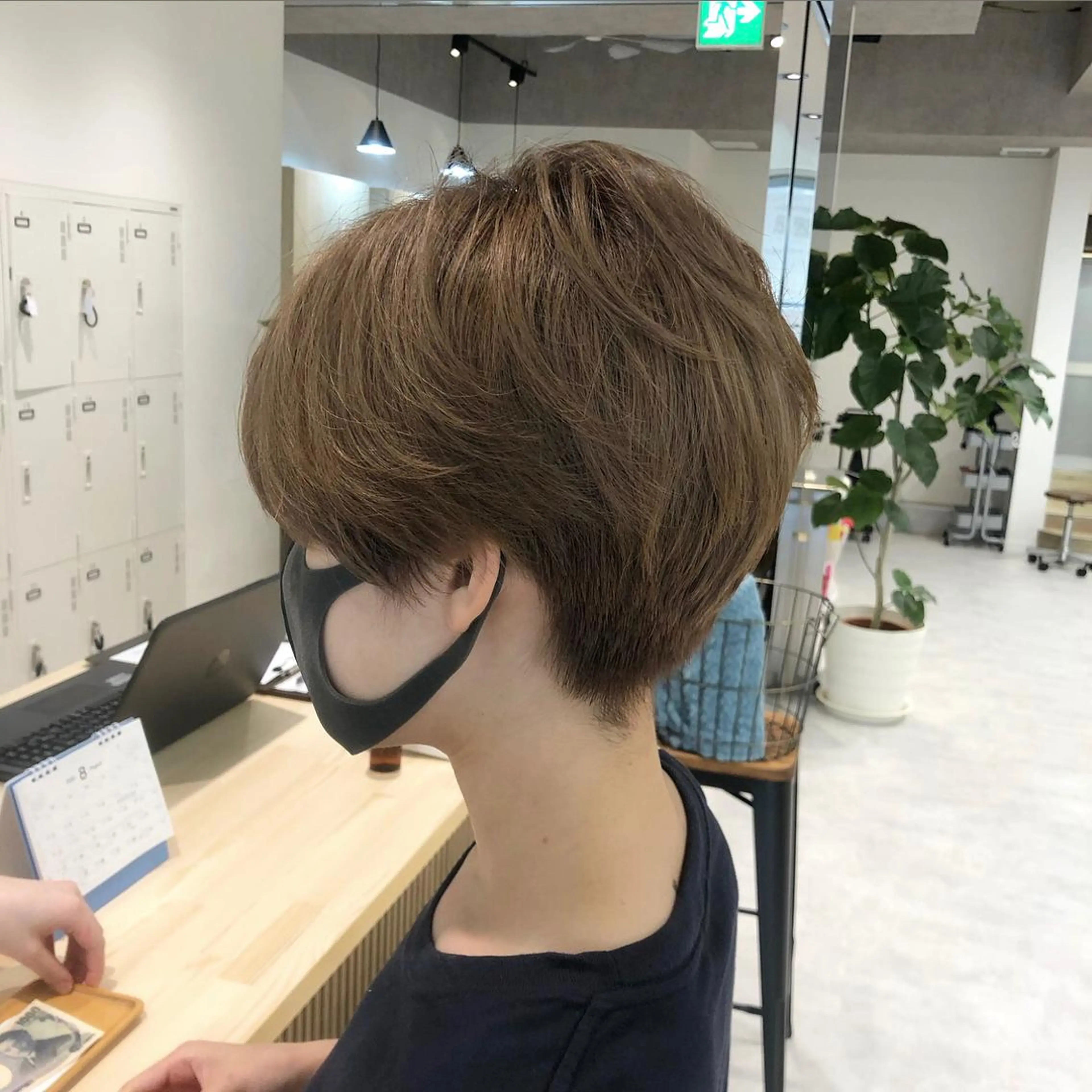 ショート カラー レイヤー/顔まわり カット/地毛風カラーのヘアスタイル