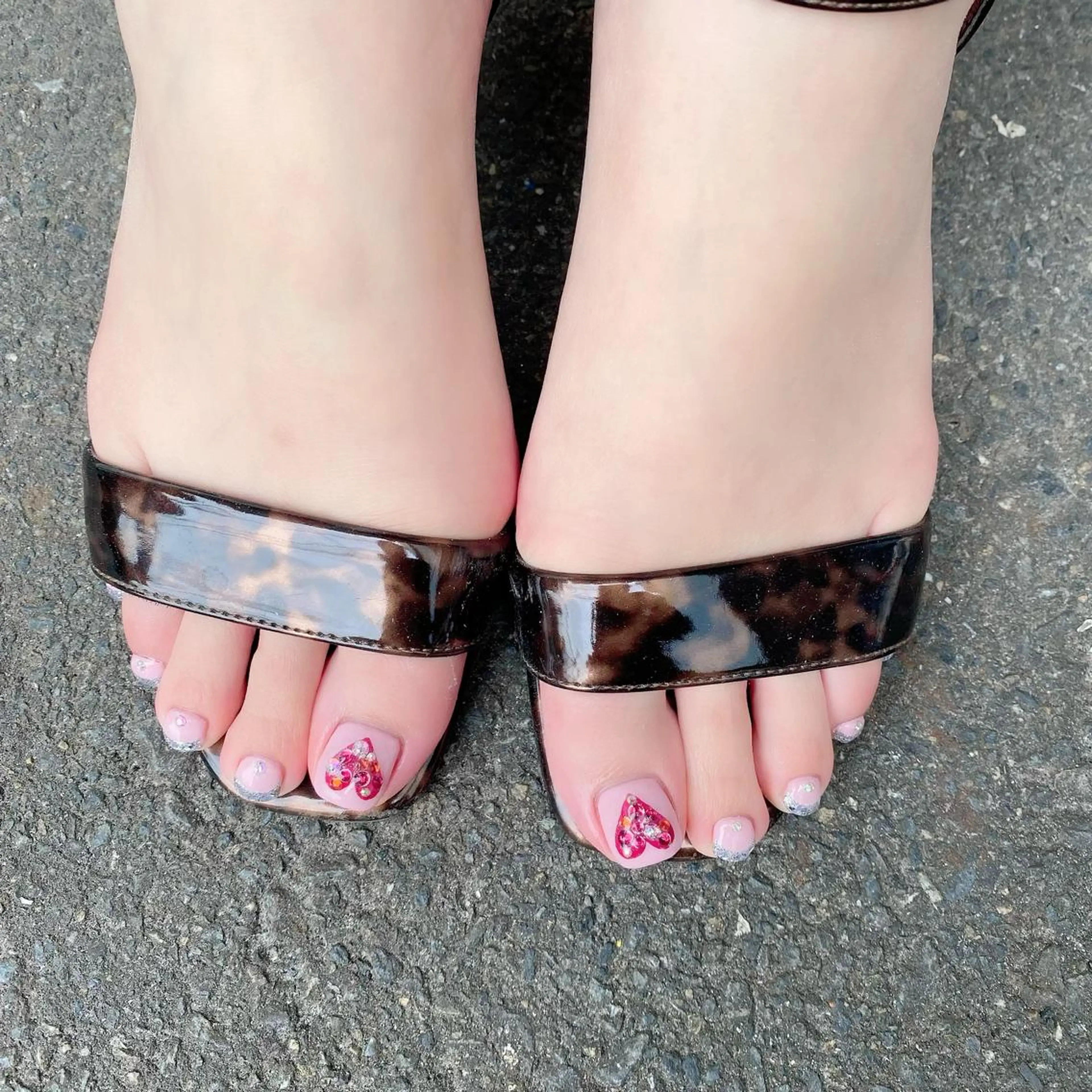 ネイル フットネイル フレンチネイル ガラスフレンチ ハート キラキラネイル Salon Ｋのネイルデザイン