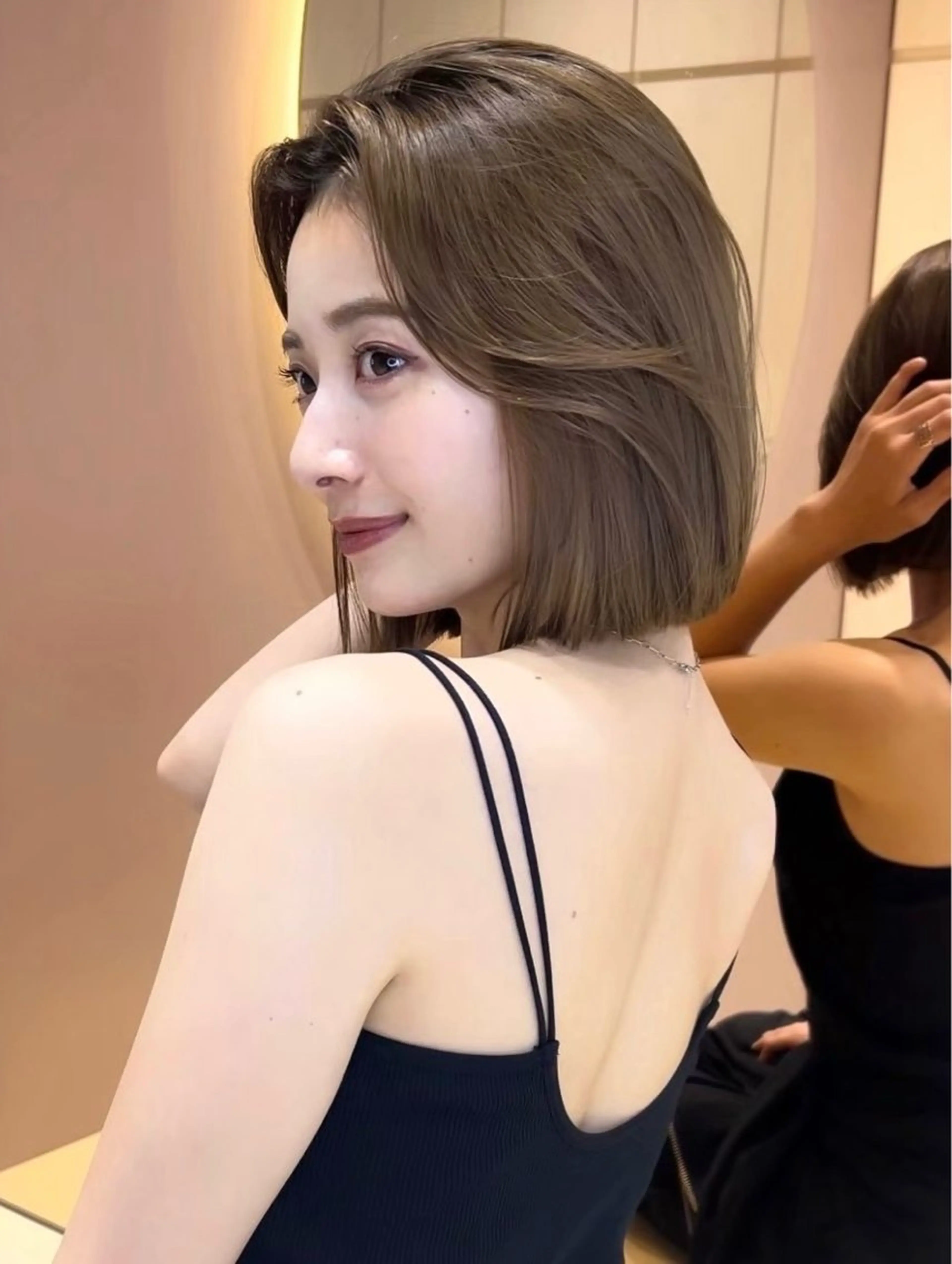 ミディアム カラー ヘアアレンジ ブリーチ 透明感カラー 顔まわりレイヤー 顔周りカット ハッシュカット カット ヘアカラー トリートメント ヘアセット 大宮‎🩵縮毛矯正 レイヤー　佐藤和のヘアスタイル