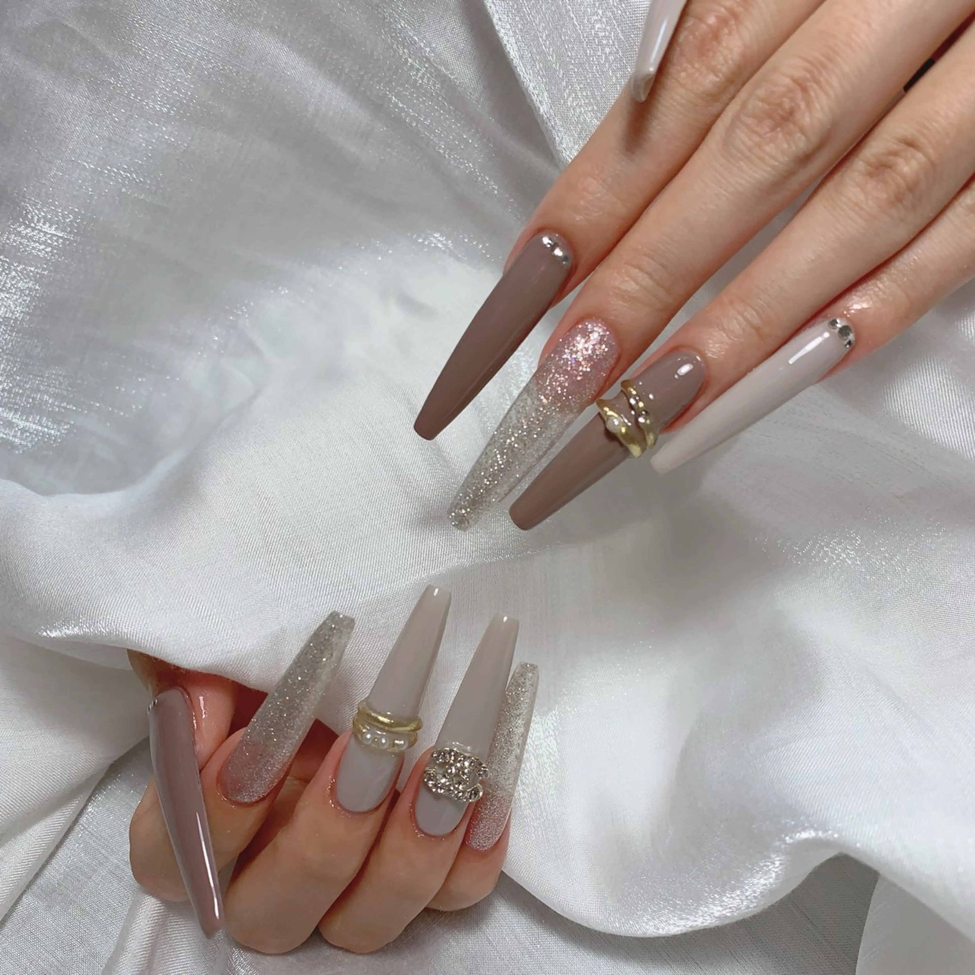 ネイル ブルー チークネイル フレンチネイル ハート ホログラムネイル ハンドネイル インフィニティ ネイルサロンのネイルデザイン