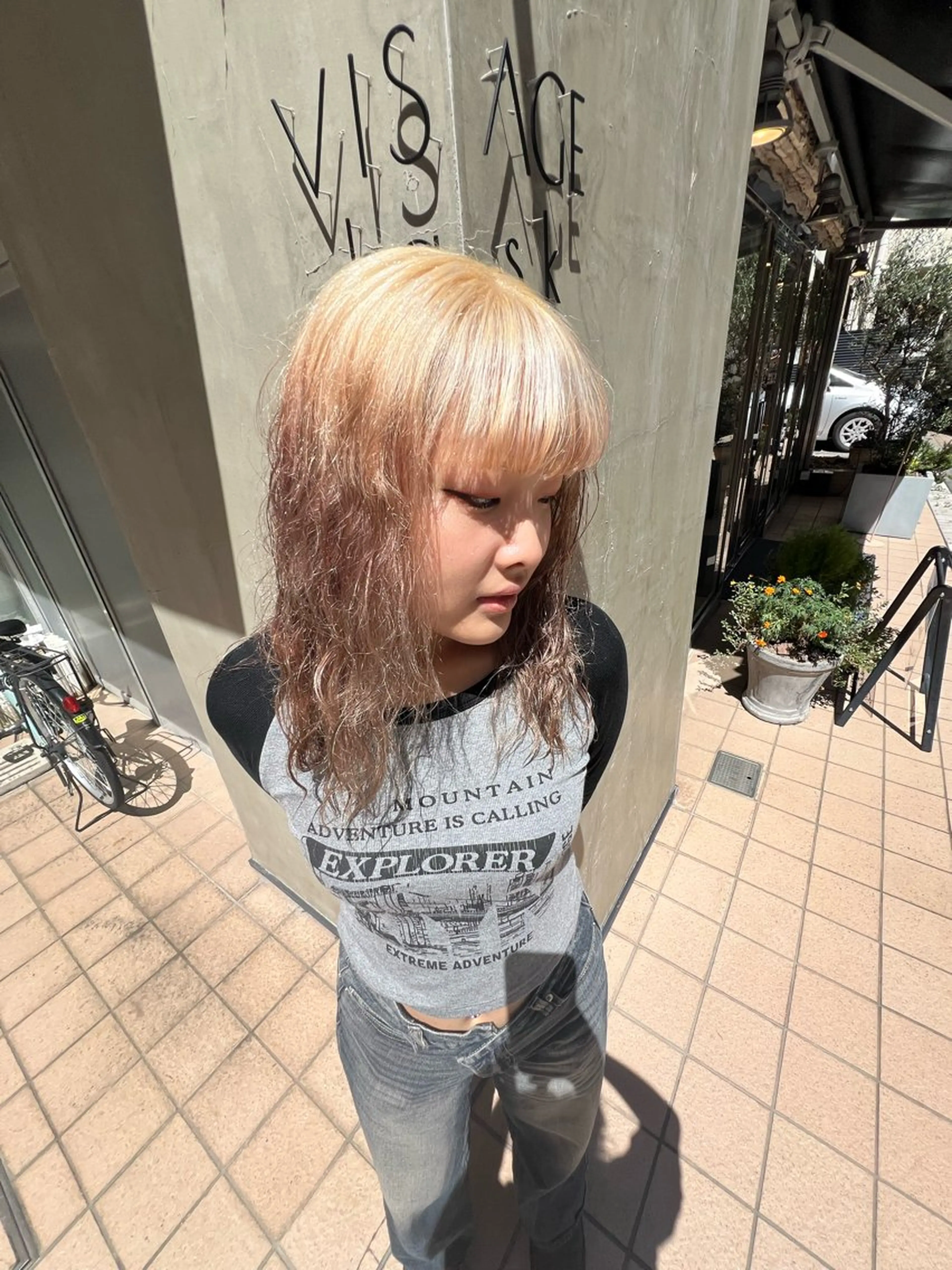 ミディアム カラー ミディアムパーマ 抜きっぱなしブロンド ヘアカラー トリートメント いぐちしょうた🫧 VISAGEbaskのヘアスタイル