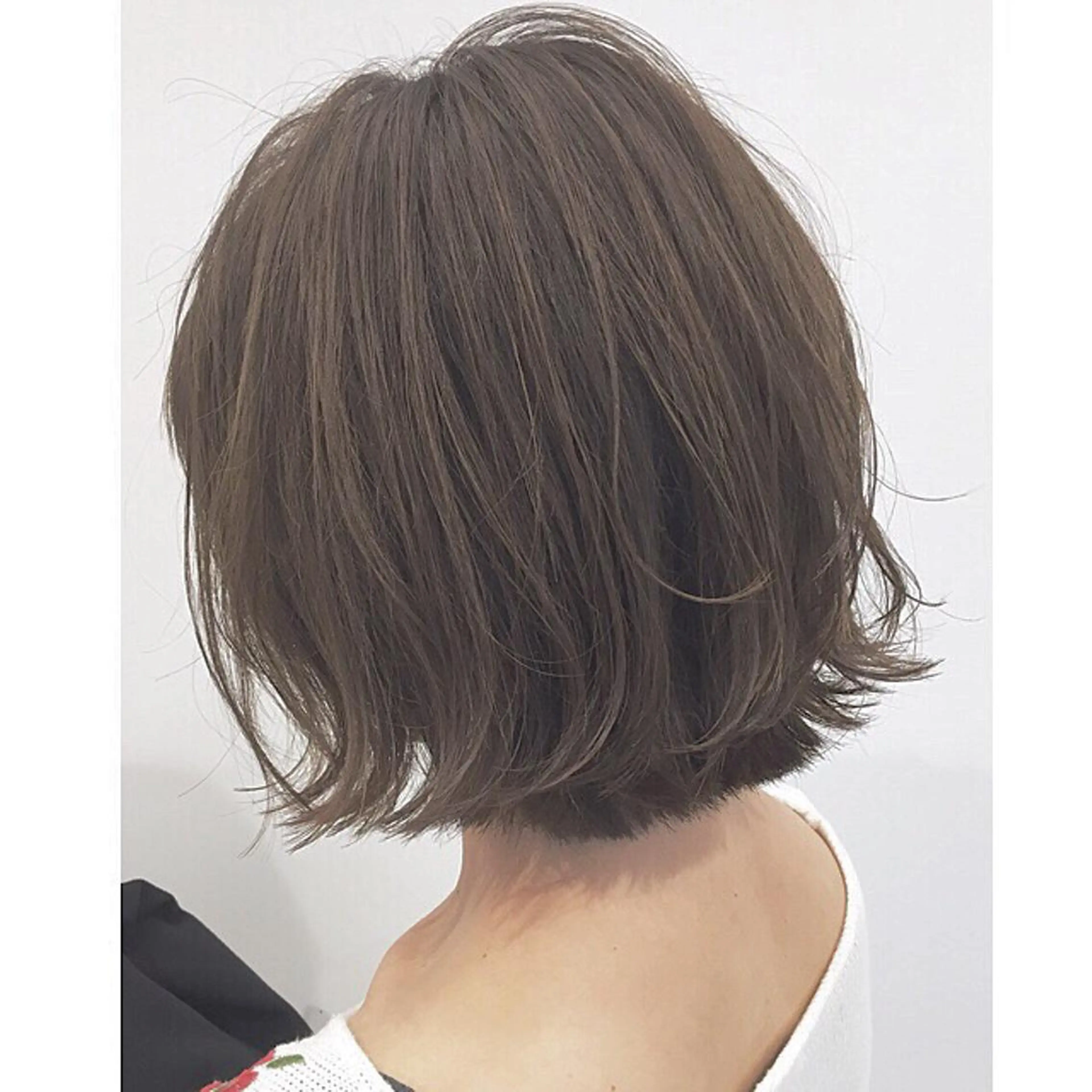 ショート カラー グレージュ ボブ 透明感♡︎♡︎ 佐々木早苗のヘアスタイル