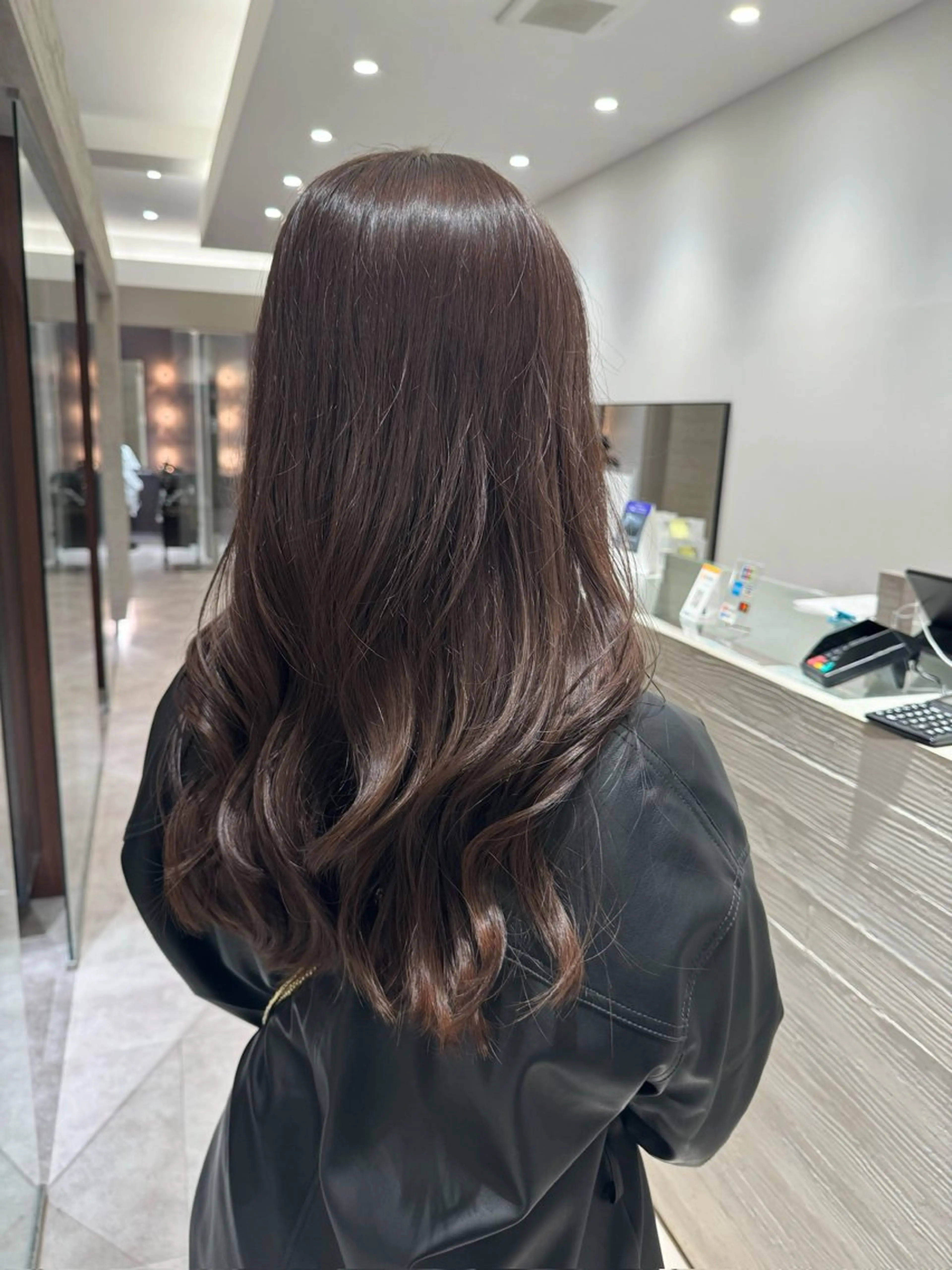 ロング カラー ブラウンカラー オリーブブラウン トリートメント サキ🤍ハイトーン 🩰くびれ巻きヘアのヘアスタイル