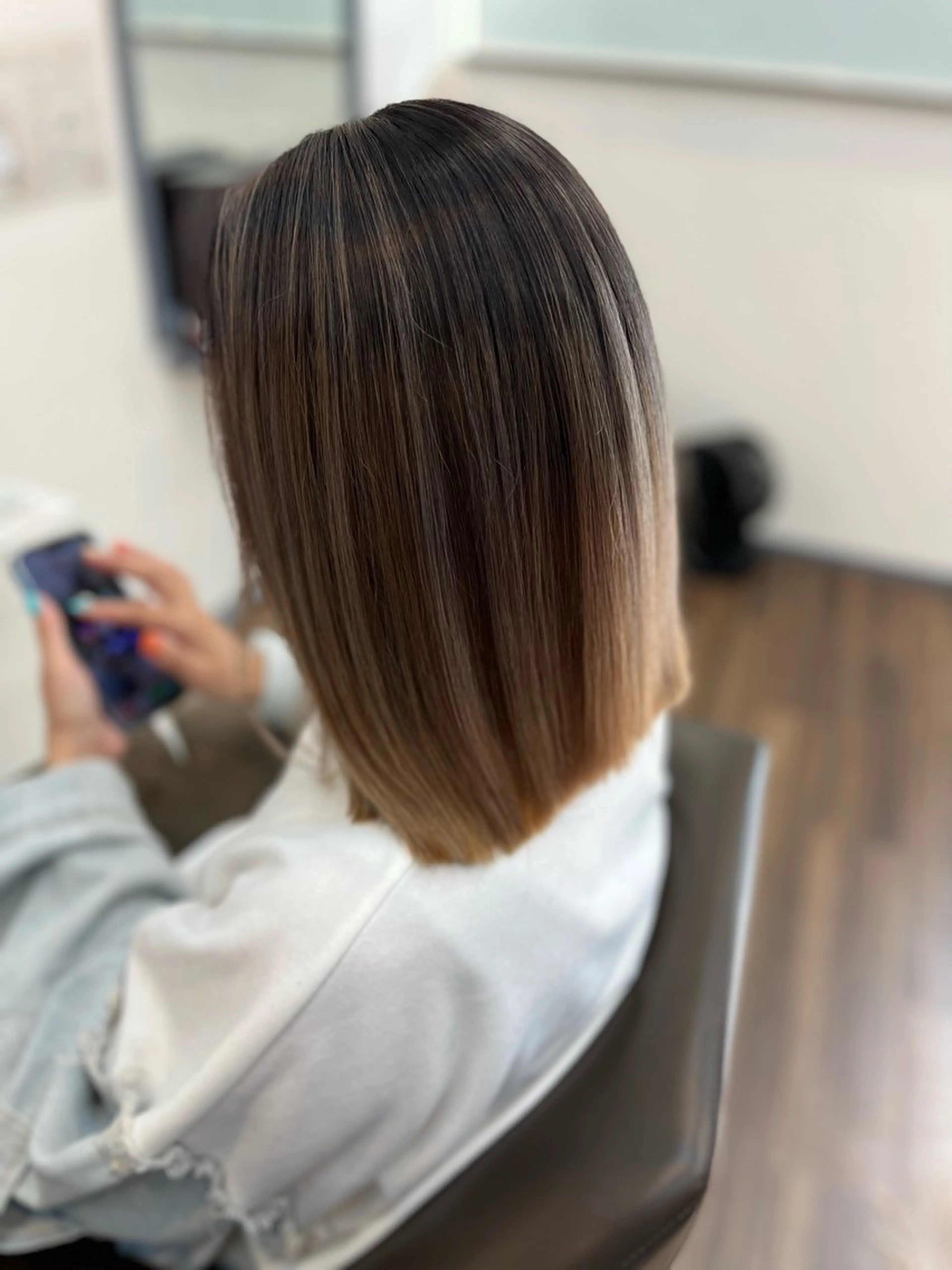 ミディアム カラー ヘアアレンジ バレイヤージュ ブリーチ レイヤーカット ヘアカラー BOB所属・三輪 太一のヘアスタイル