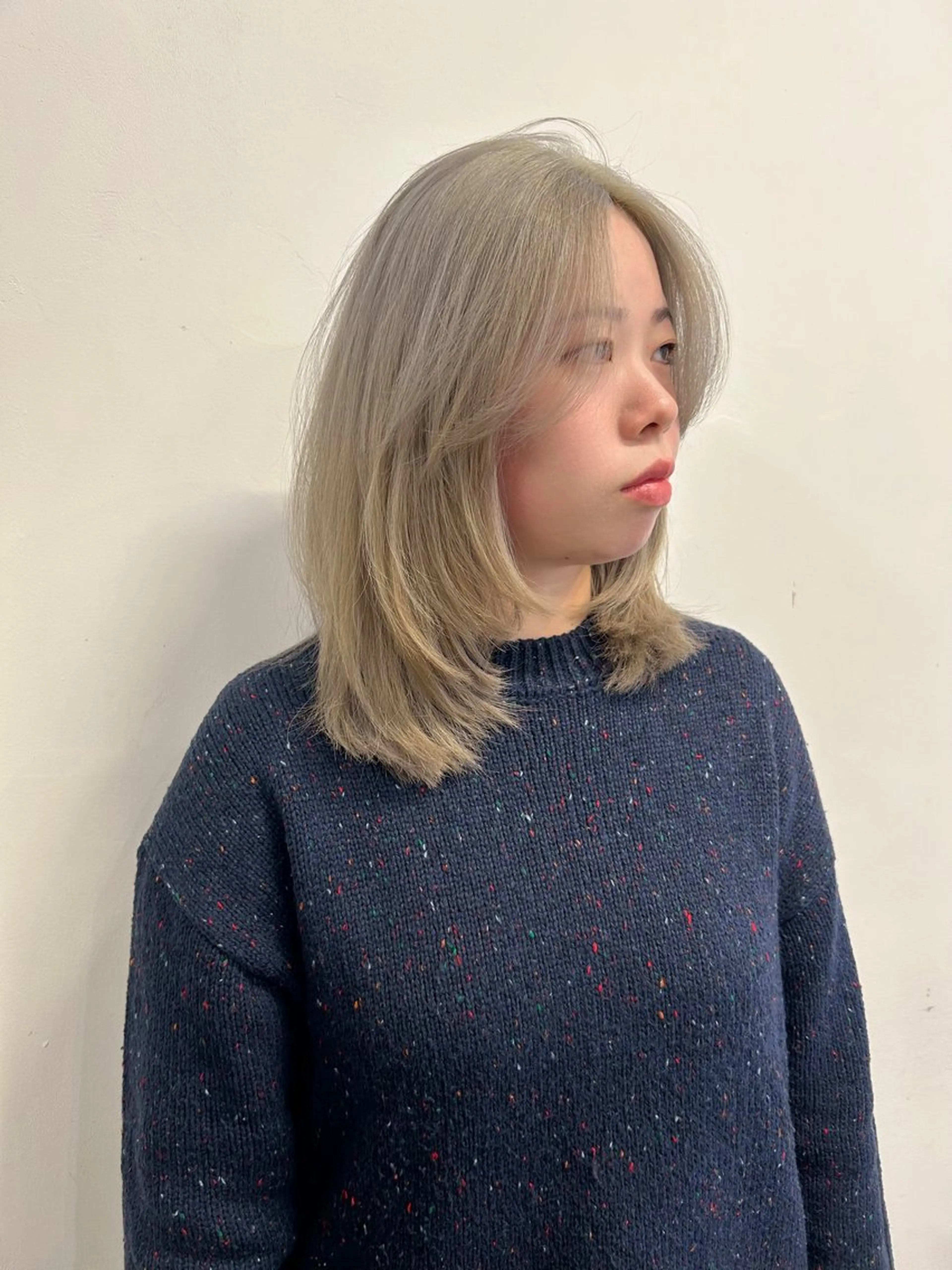 ミディアム カラー ミディアムレイヤー ブリーチ ブロンド ホワイトブロンド レイヤーカット カット ヘアカラー トリートメント 韓国レイヤー/ハイ トーン/優太のヘアスタイル