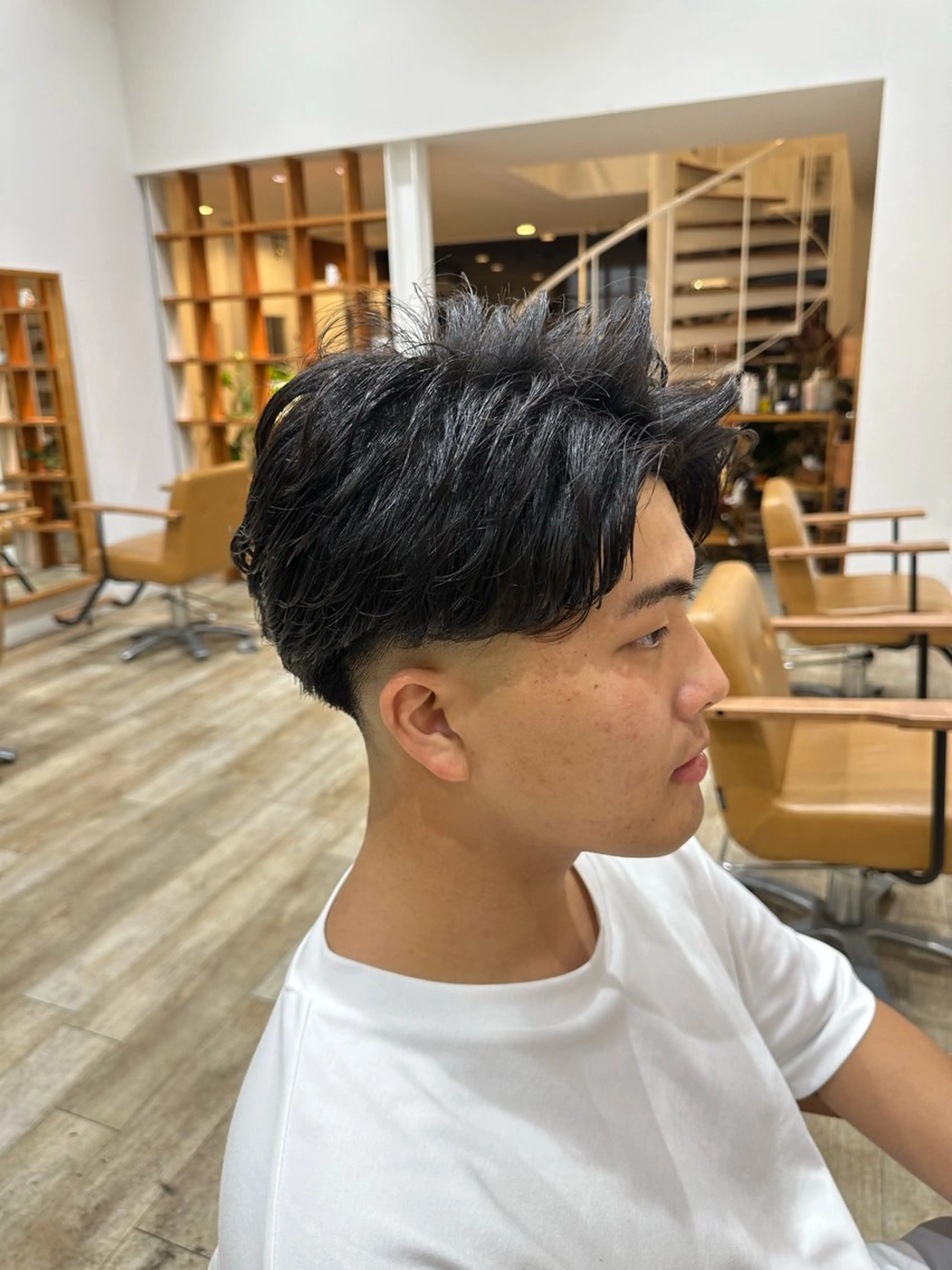 ショート パーマ メンズ メンズブリーチ センターパート フェードカット フェザーパーマ メンズハイライト カット パーマ peakshair所属・髪質改善/メンズパ ーマ𝒀𝑼𝑻𝑶のヘアスタイル