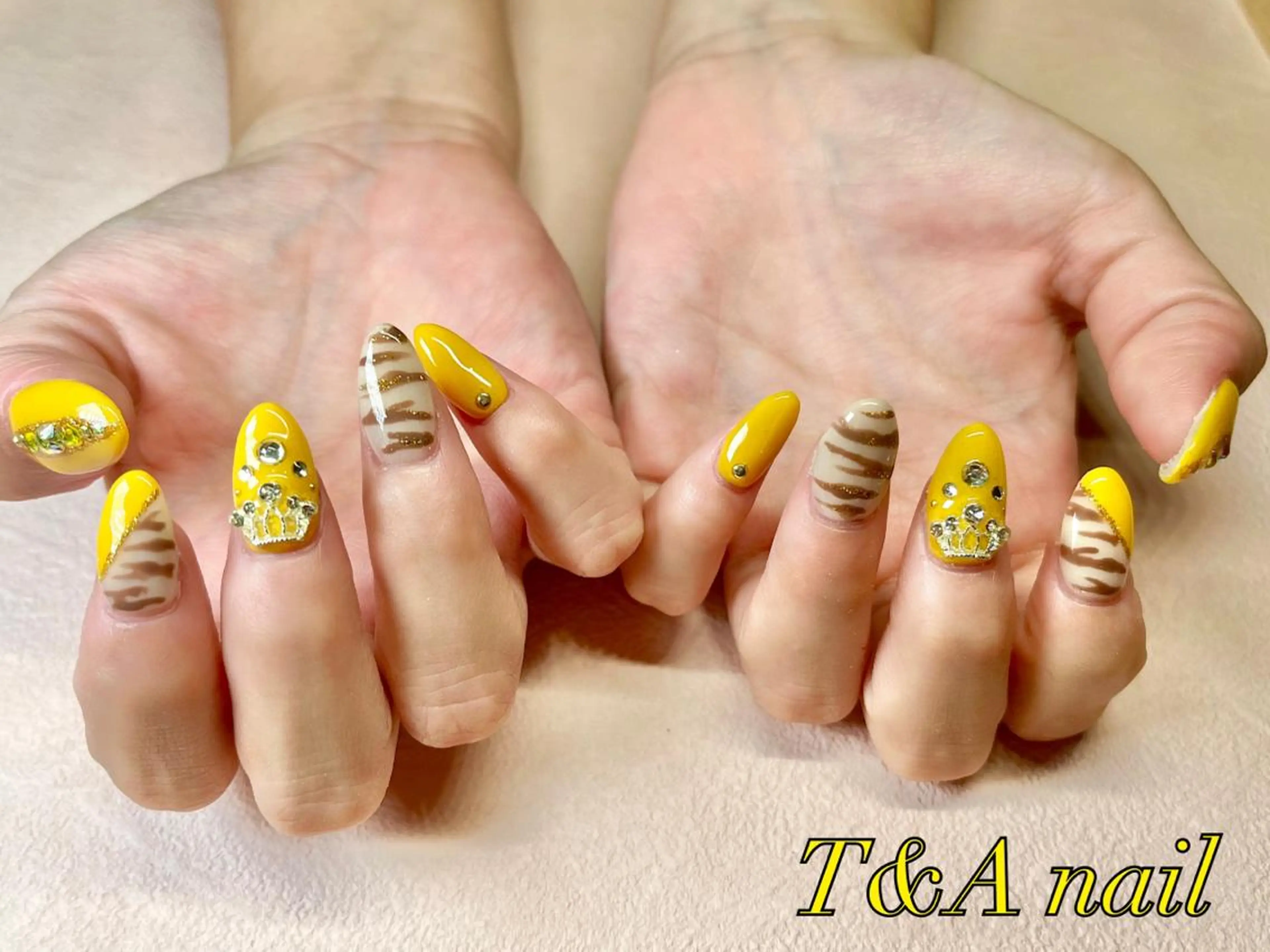ミディアム ネイル 長さ出し ジェルネイル スカルプネイル 夏ネイル 黄色 ハンドネイル T&A nailのネイルデザイン