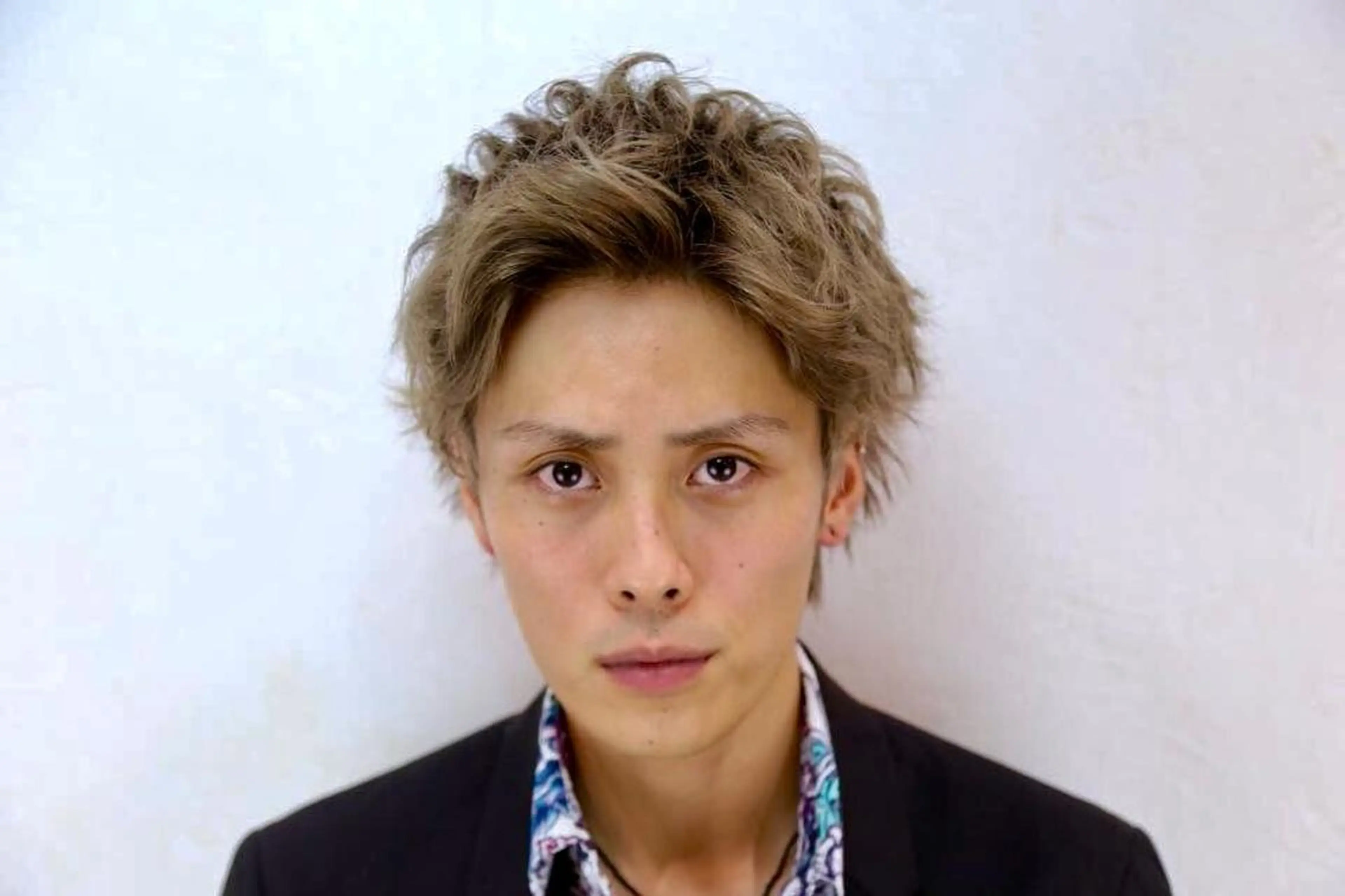 ショート カラー メンズ アップバング メンズハイトーン ベージュカラー ハイトーンカラー Vir by browのヘアスタイル