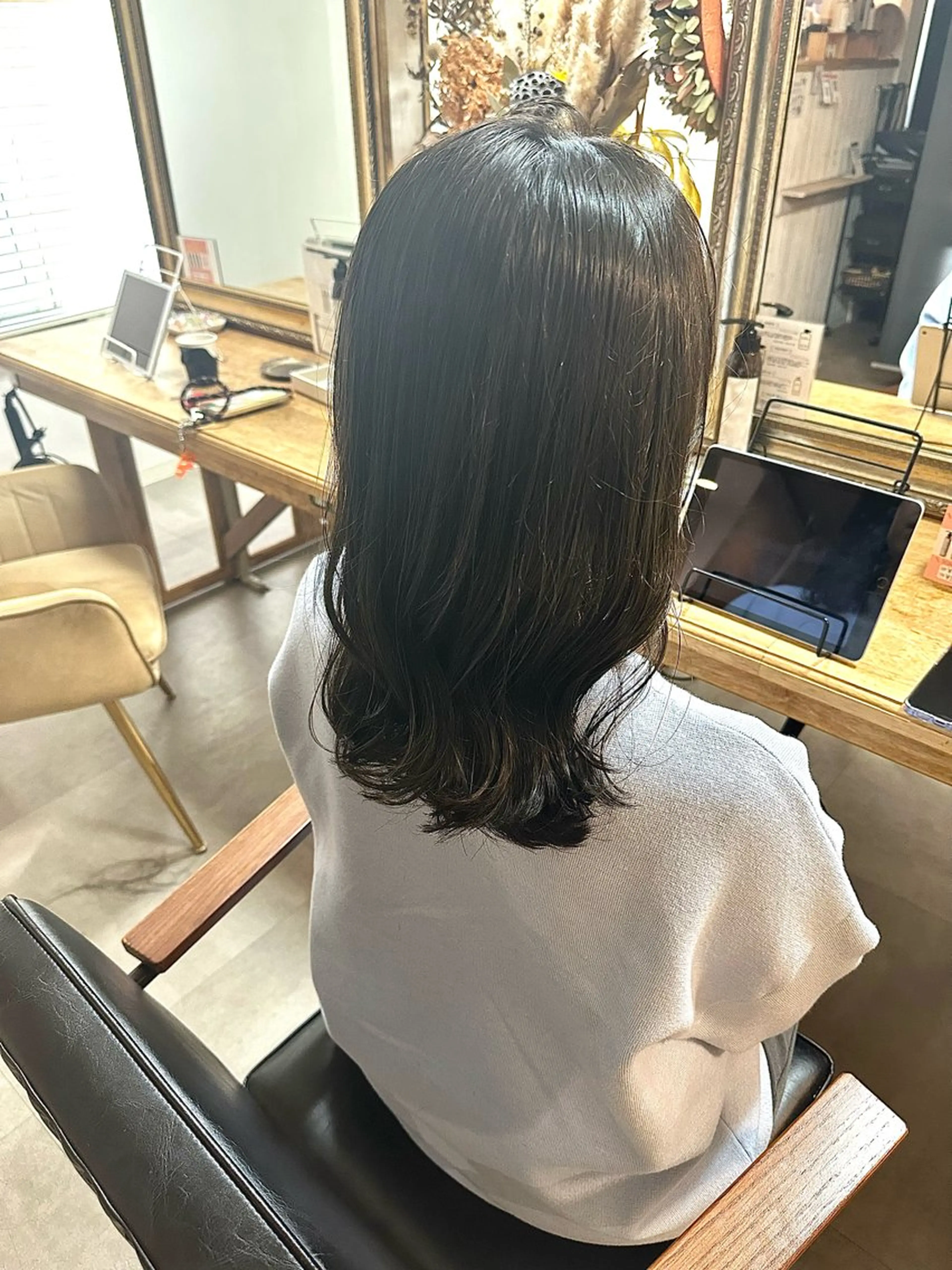 ミディアム カラー 透明感カラー ダークグレー ダークグレージュ グレージュ いけだ　ひかり ハイライトくびれヘアのヘアスタイル