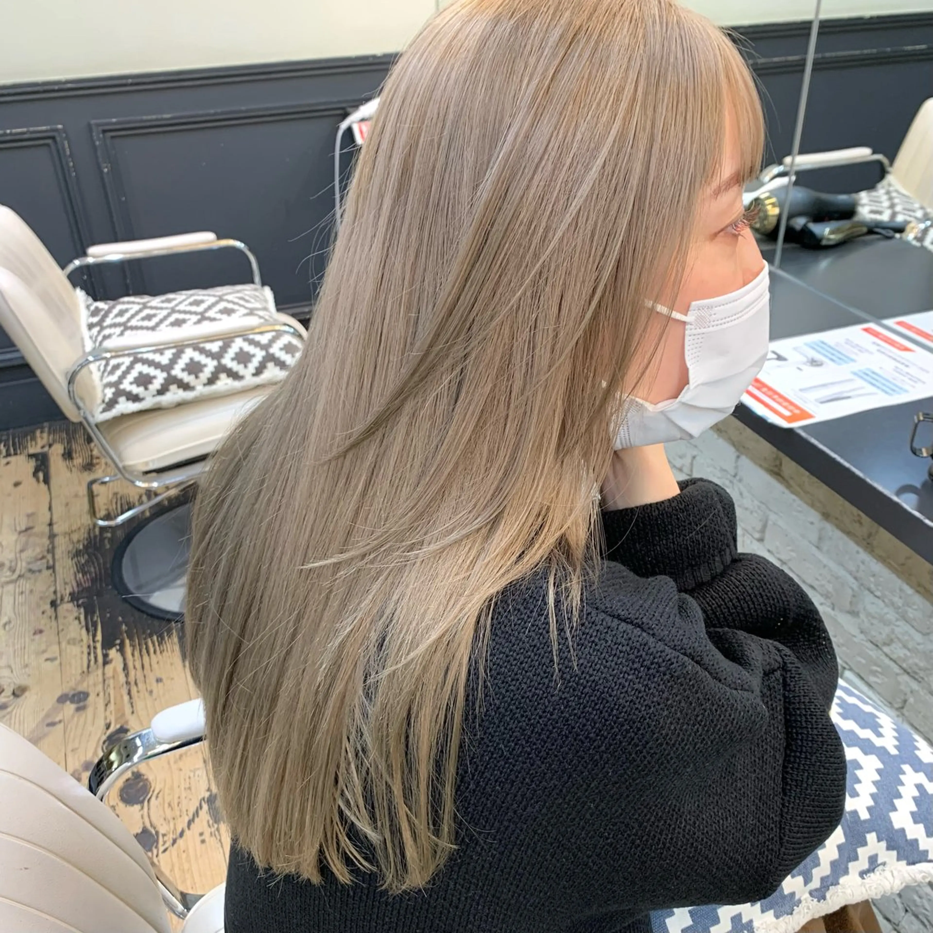 セミロング カラー ベージュカラー ブリーチ グレージュ ミルクティーベージュ ミルクティーグレージュ 大久保 佳那のヘアスタイル