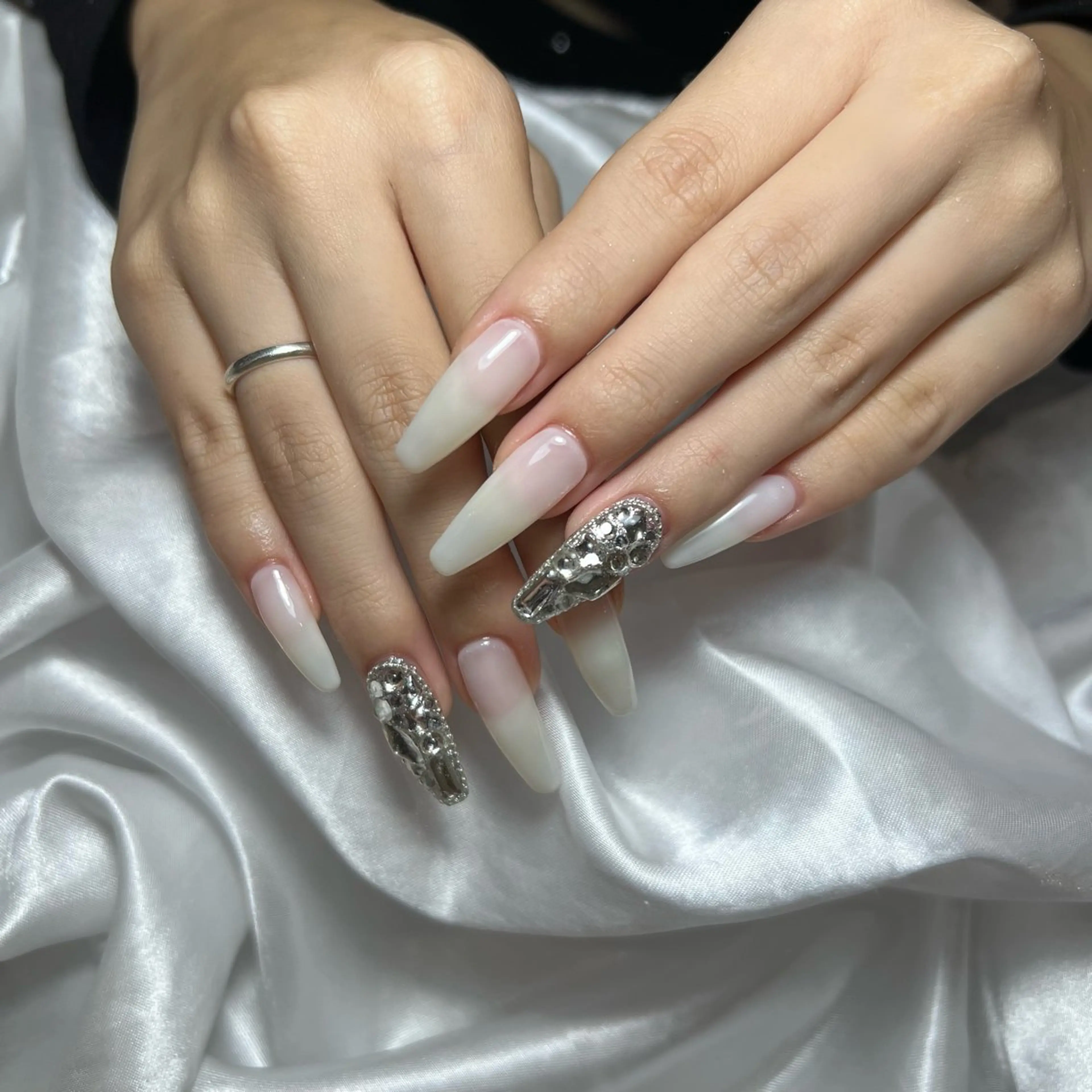 【HANDオフ無し】2本ストーン埋め尽くし　ネイルデザインの写真