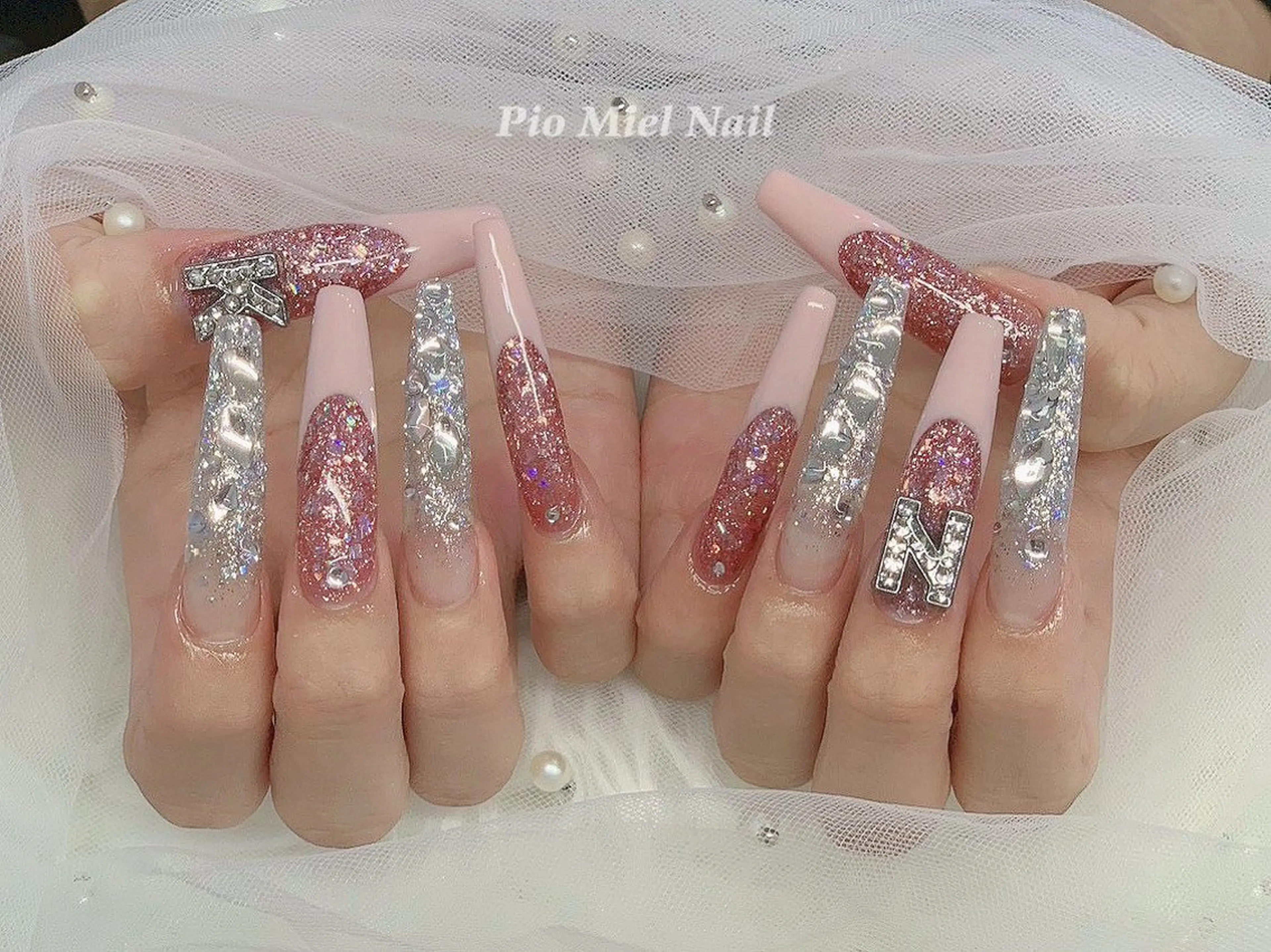 ネイル ラメ(グリッター) ロングネイル ミラーネイル ピンク シルバー ハンドネイル momo 長さだしのネイルデザイン