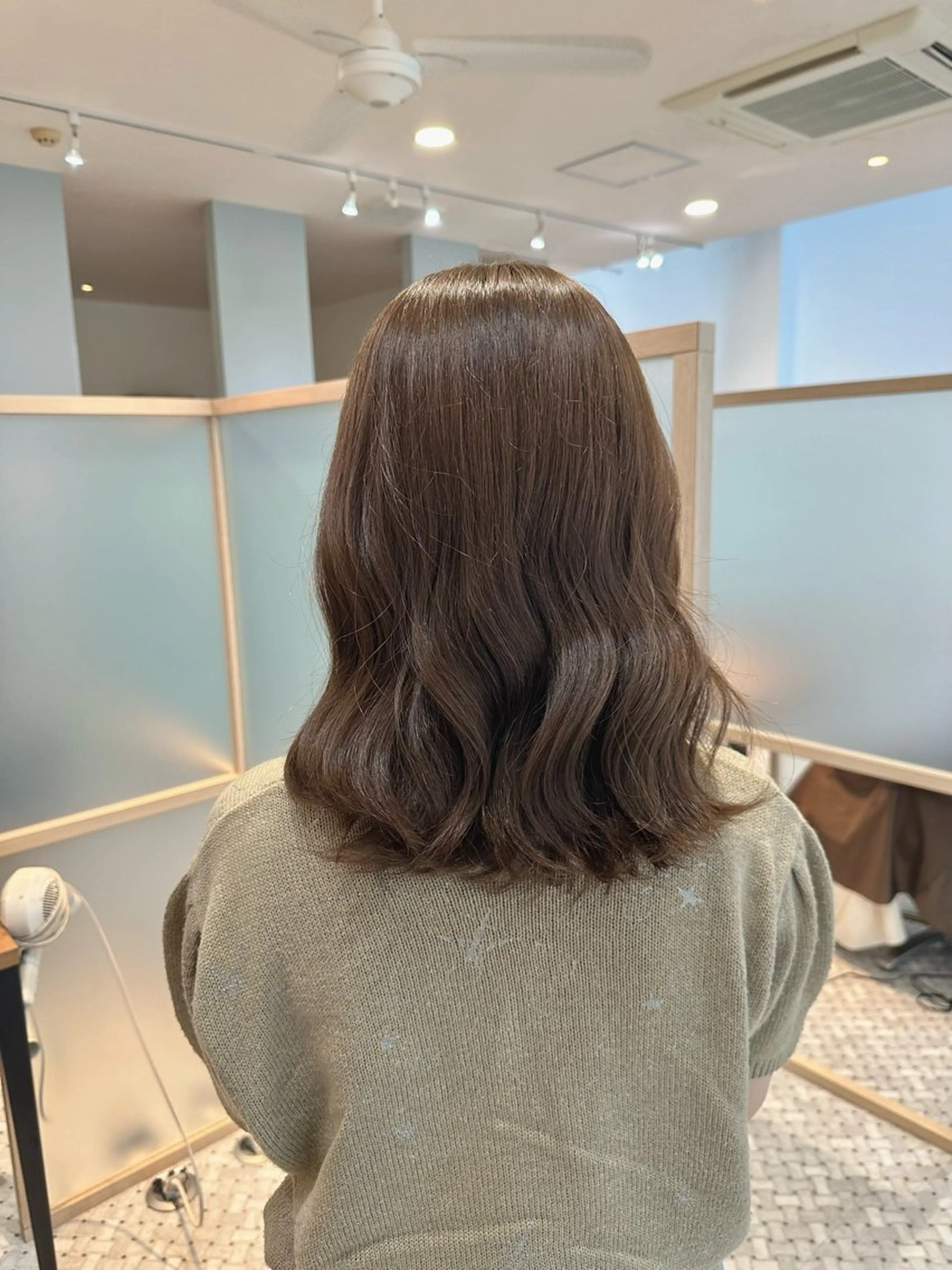 セミロング カラー ヘアアレンジ ブリーチ ブルーカラー ブルージュ グレージュ ブリーチなしカラー ヘアカラー REONA🪽✨ 日常に馴染む髪🫧のヘアスタイル