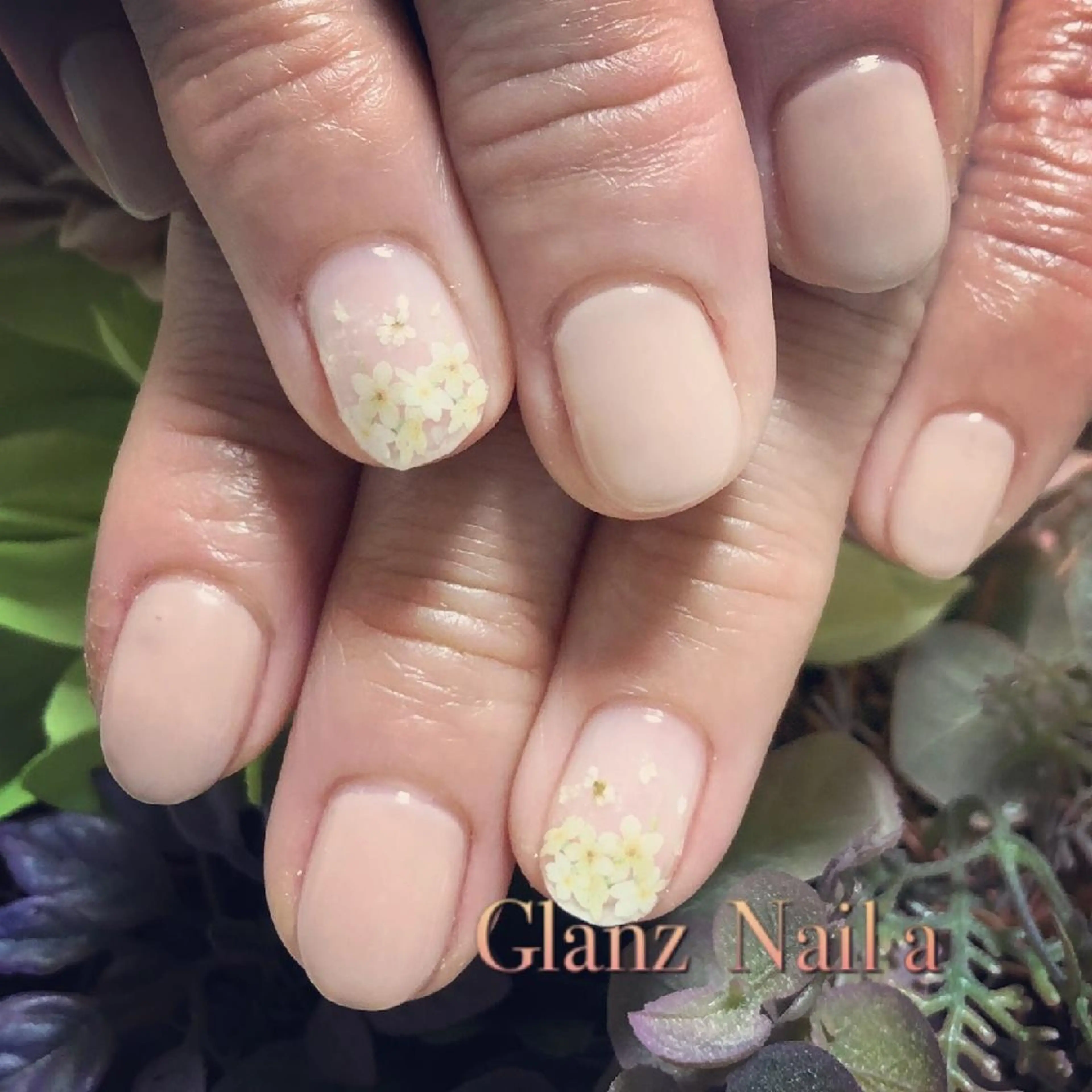ネイル ホワイト Glanz  Nail aのネイルデザイン