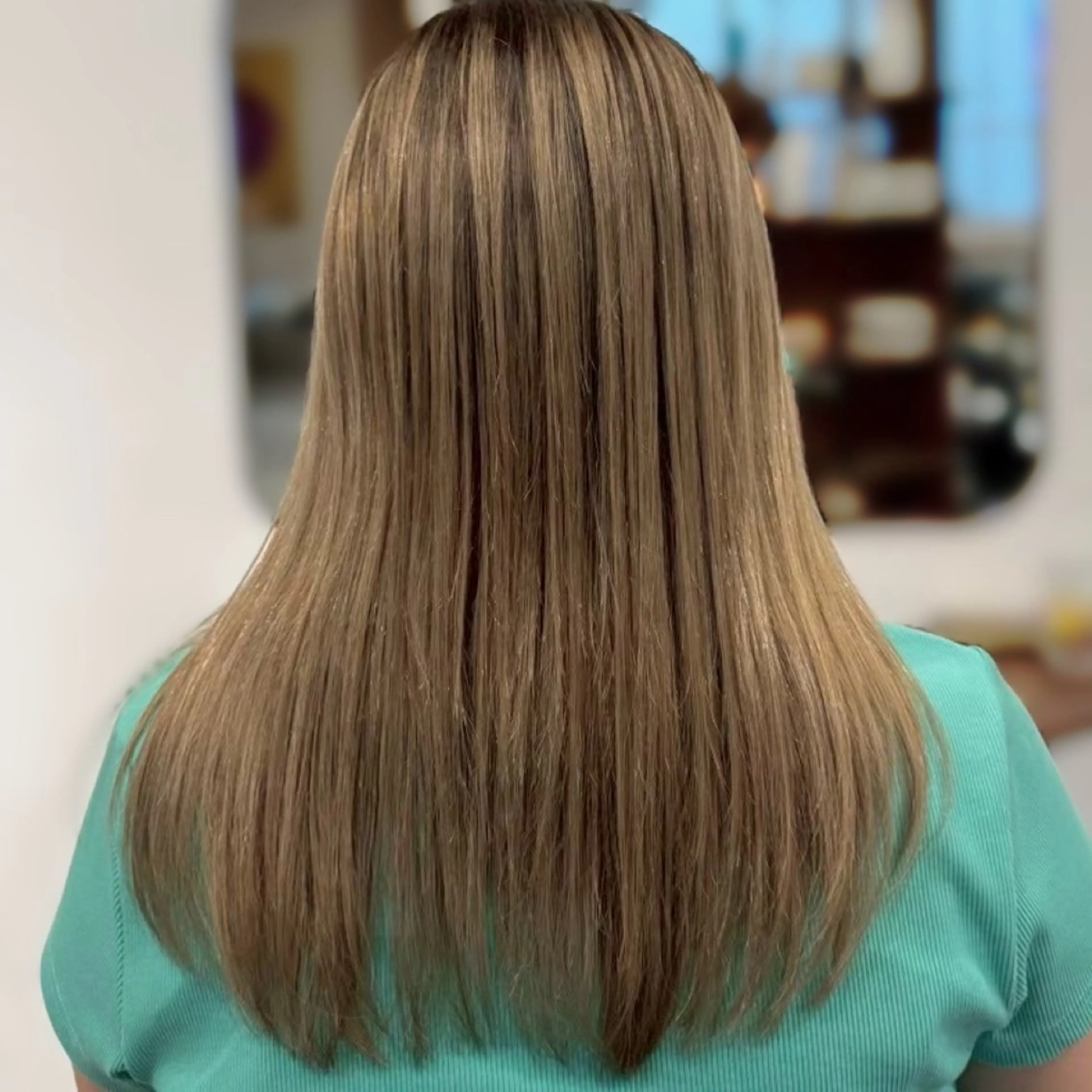 セミロング 坂本 璃里杏のヘアスタイル