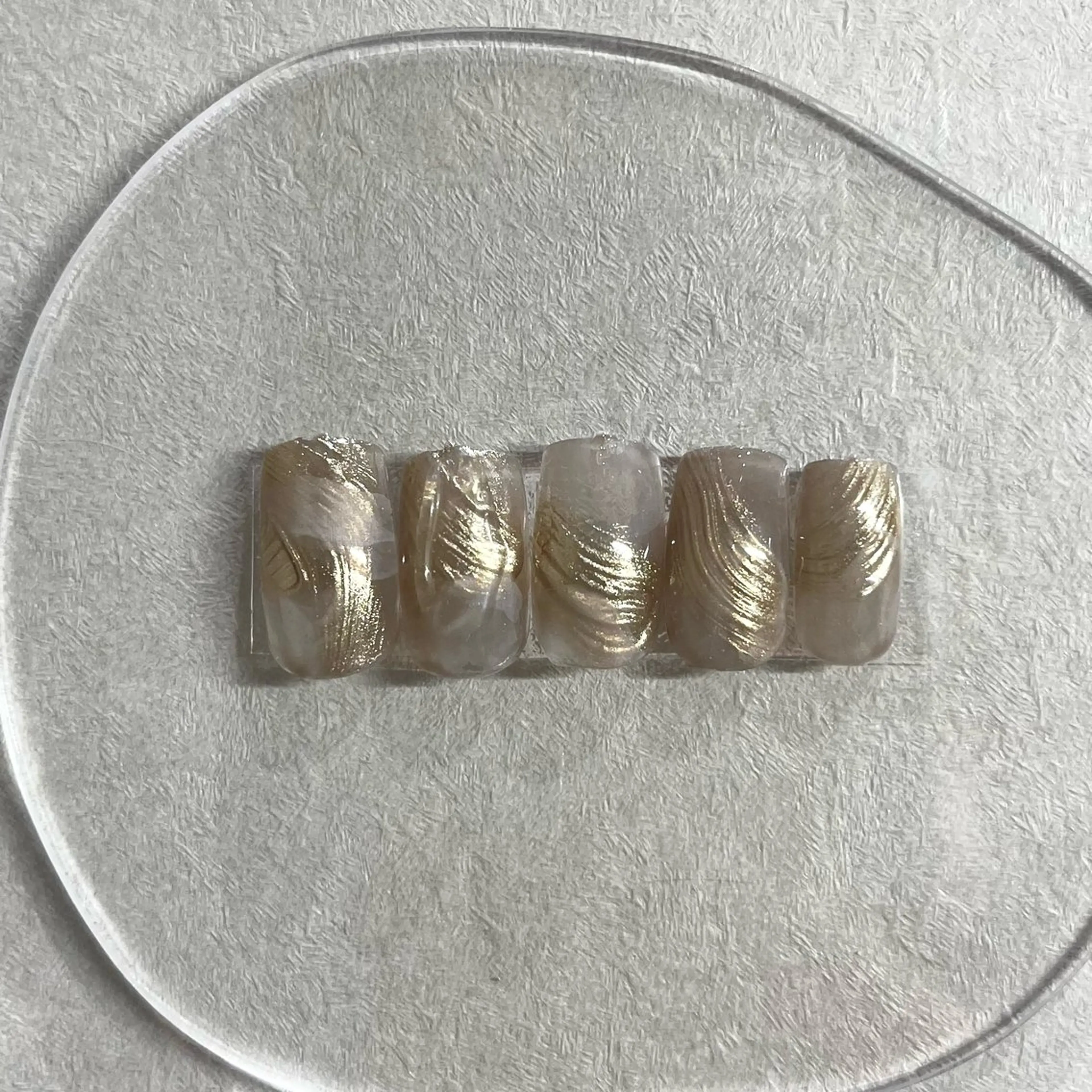 ネイル ゴールド ニュアンスネイル シンプルネイル ハンドネイル nail&care salon soa所属・soa/美容液ケアで 自爪を育てるネイルのネイルデザイン