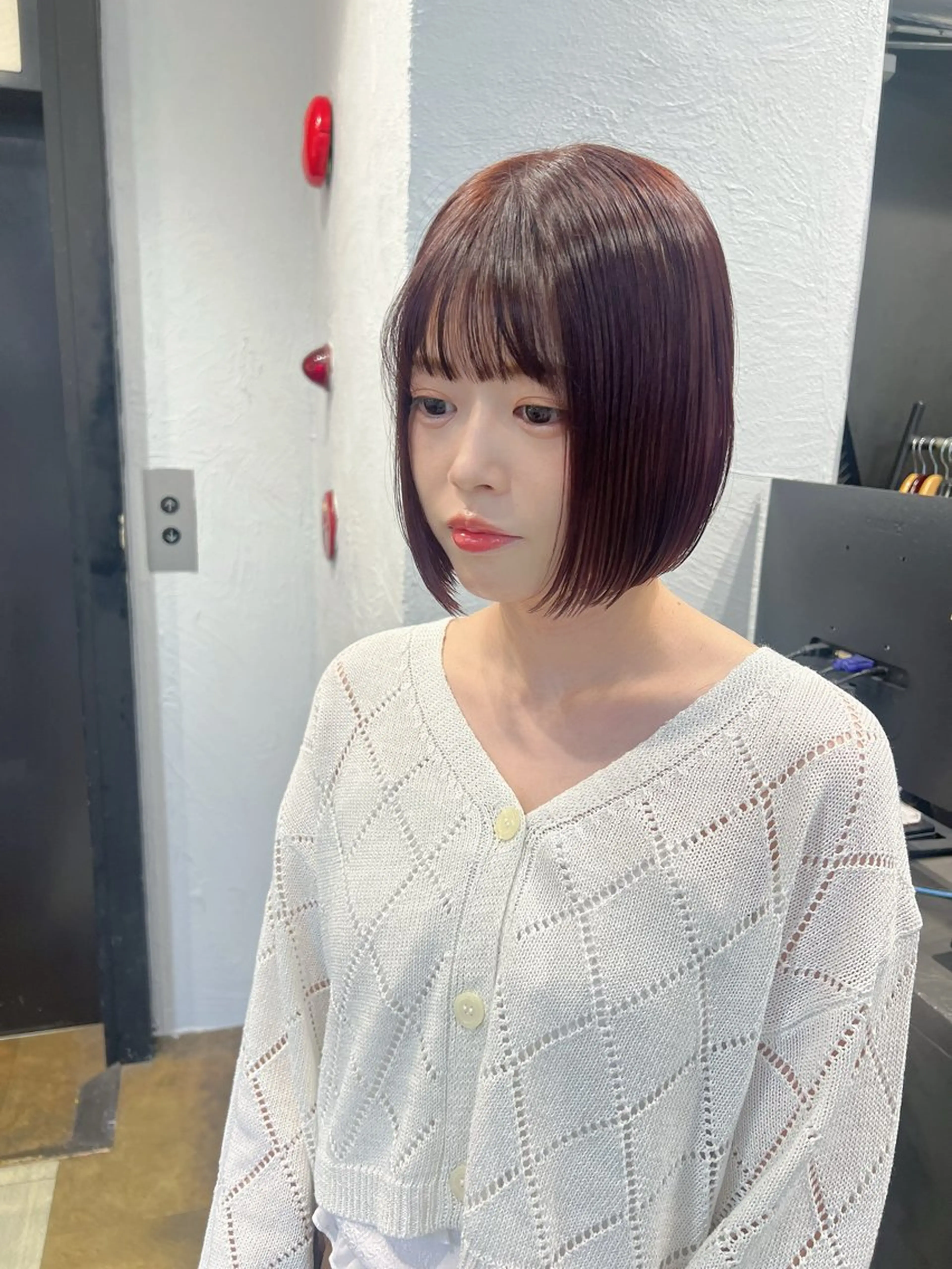 ショート ボブ 顔周りカット YUI ハイトーンカラーのヘアスタイル