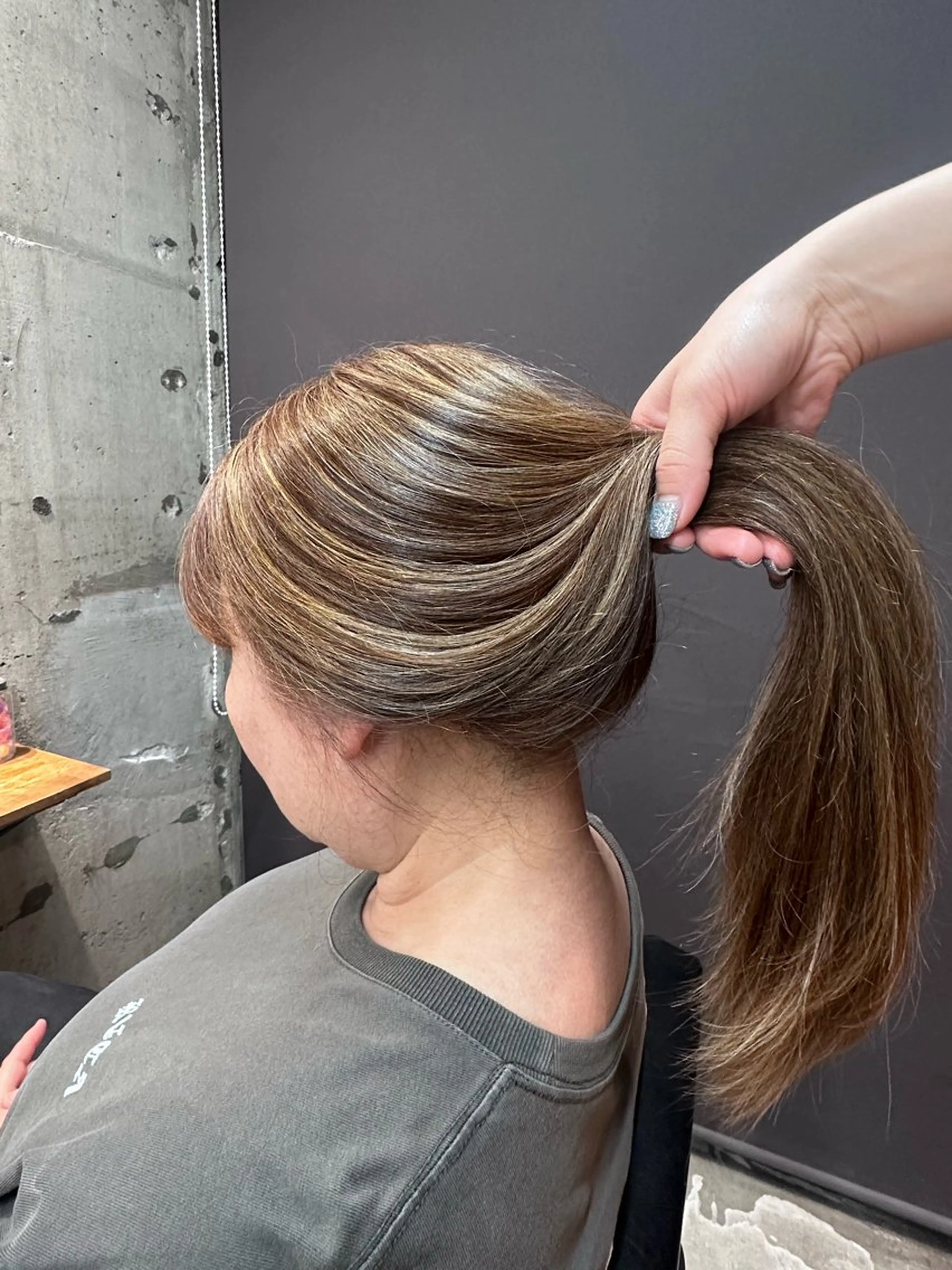 ロング ヘアカラー 穴原 優紀のヘアスタイル