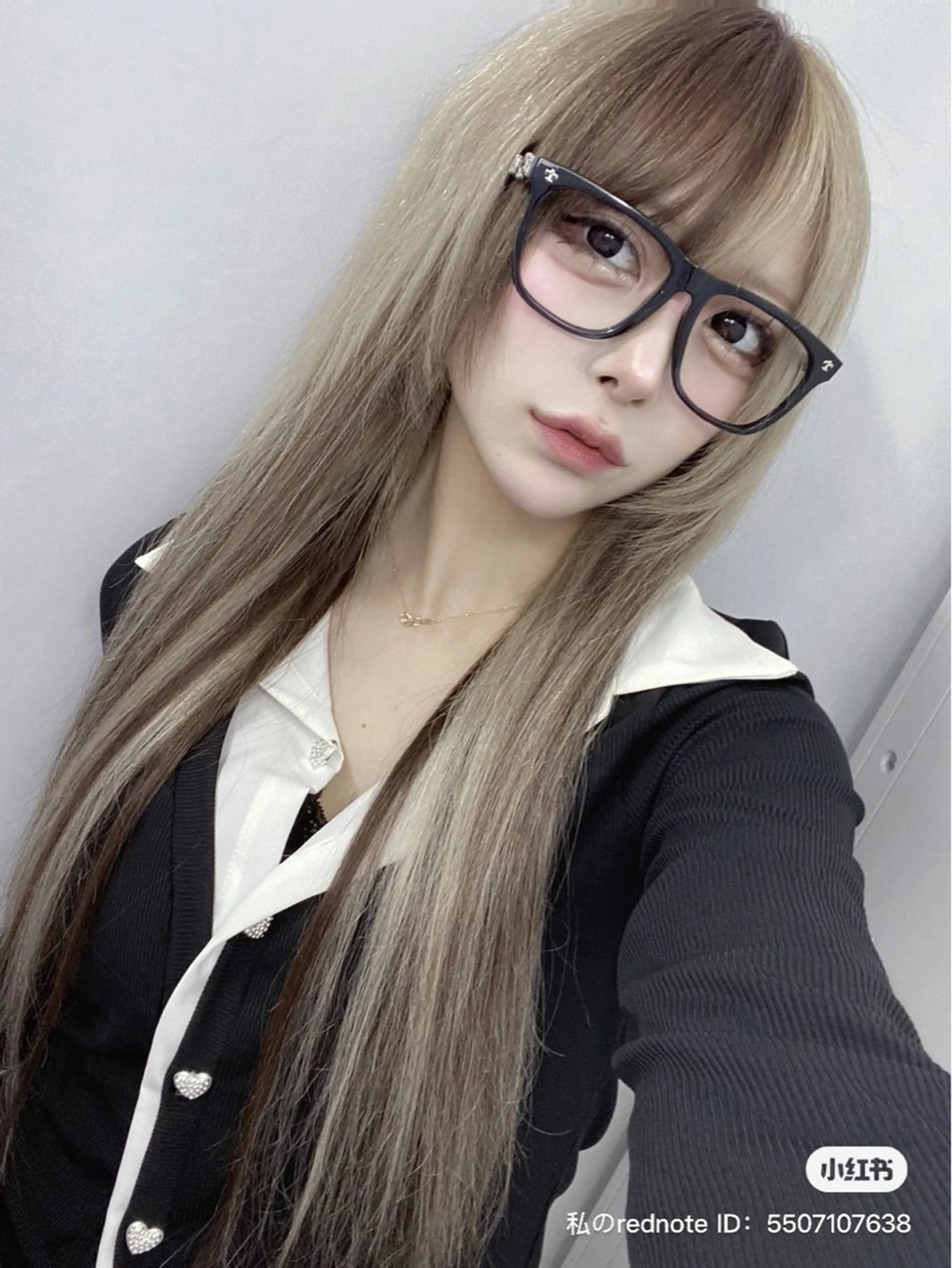 セミロング カラー ホワイト&レイヤーカ ットエクステ長畠俊輔のヘアスタイル