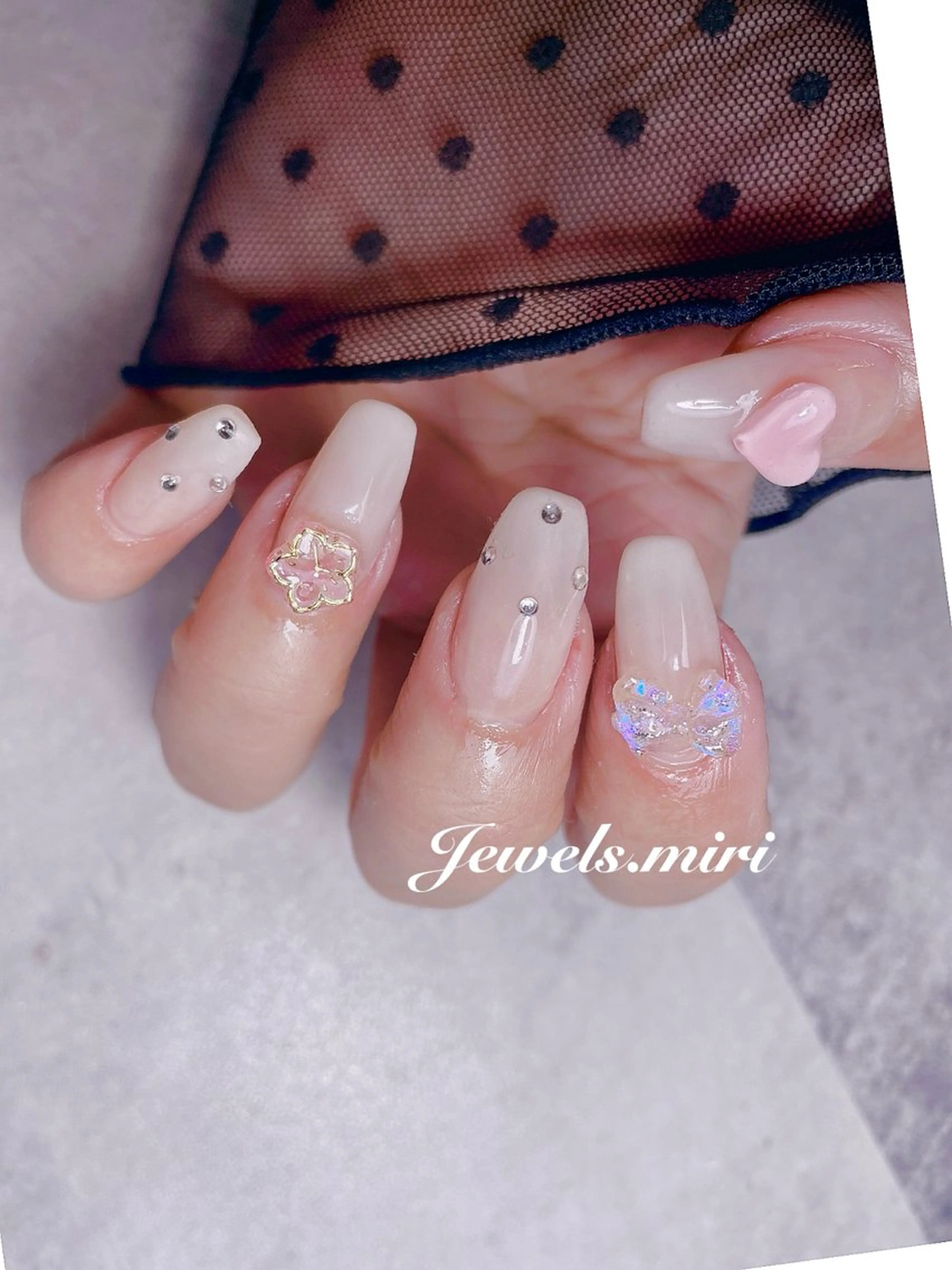 ネイル グラデーション ワンホンネイル ホワイト 冬ネイル Jewels nail lily 白楽所属・ネイルサロン Jewels Mのネイルデザイン