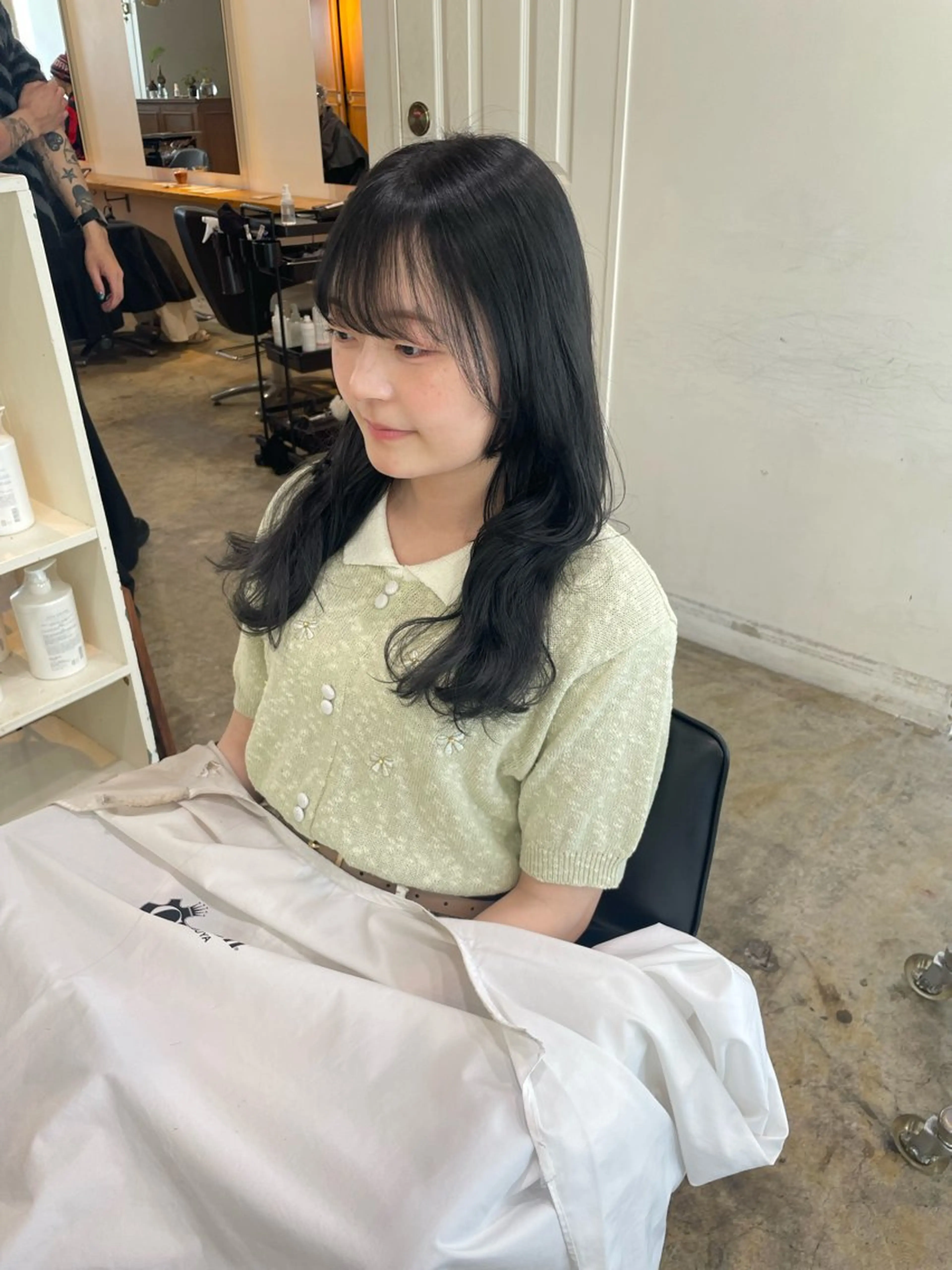 セミロング カラー 黒髪 ブルーカラー ブルーブラック カット ヘアカラー トリートメント MIOベージュカラー 柔らかいカラーのヘアスタイル