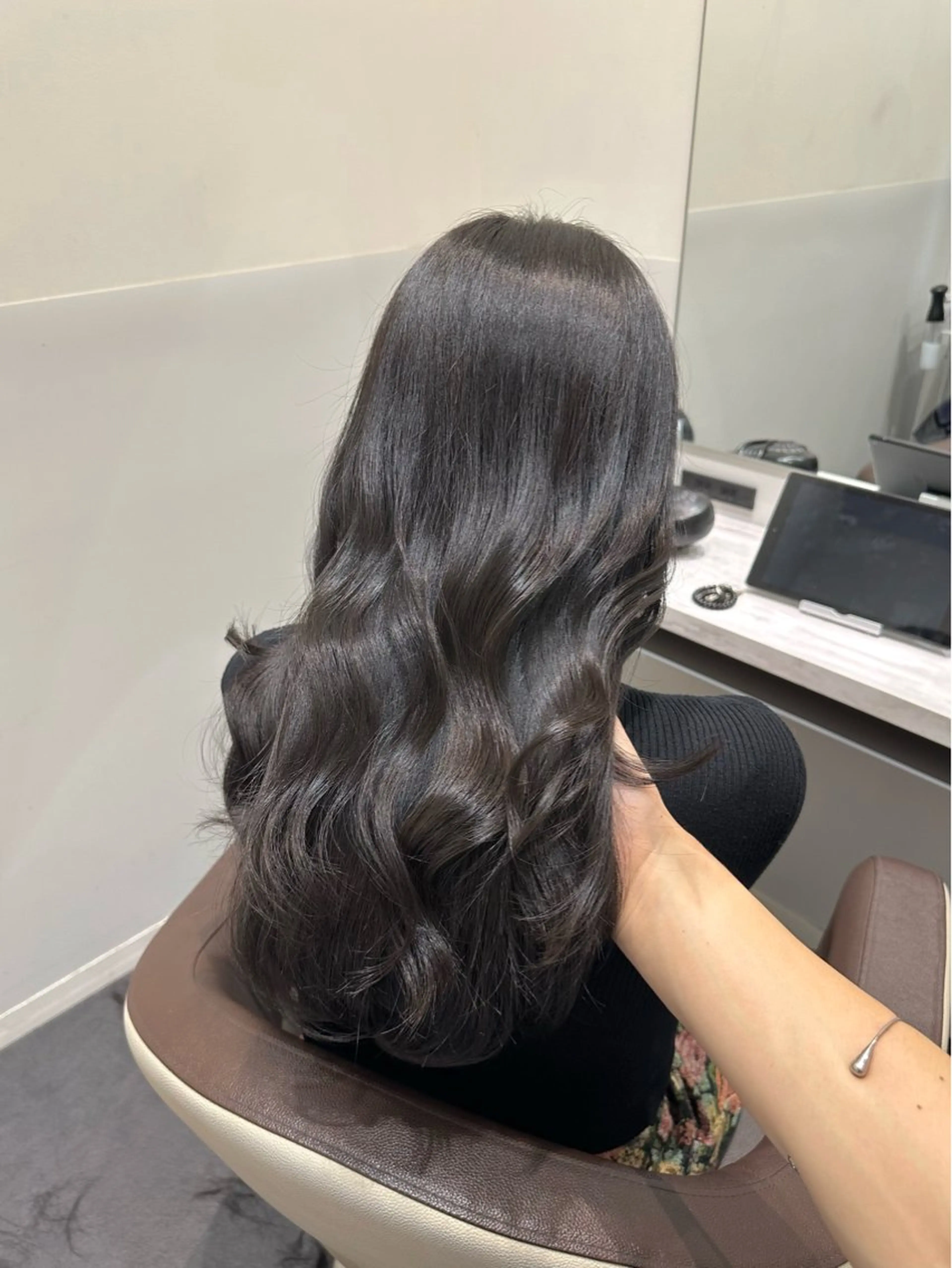 ロング カラー ブリーチ ダークグレー ダークグレージュ グレージュ ブリーチなしカラー ヘアカラー トリートメント LUMO所属・矢野 晃平のヘアスタイル