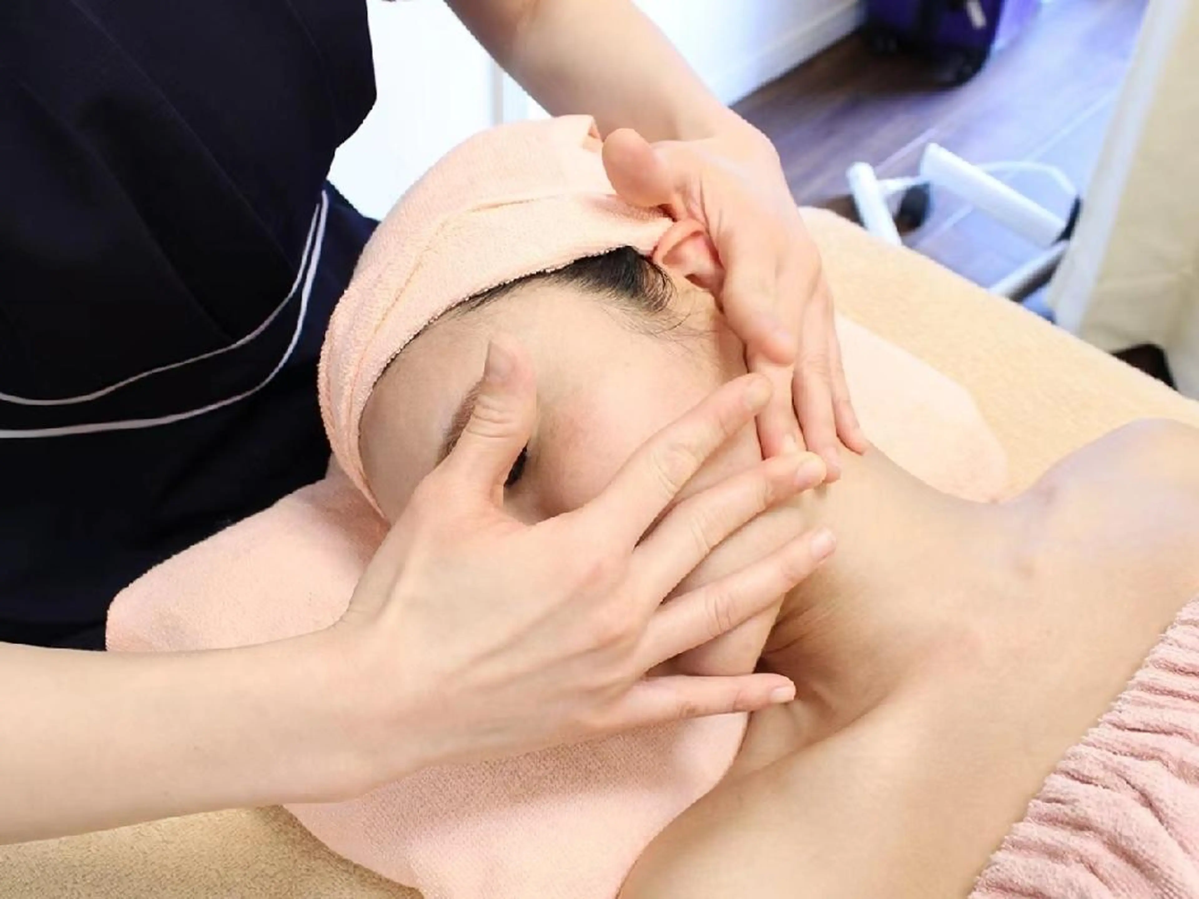 【全身スッキリ&徹底小顔80分🌸全身アロマリンパ50分+小顔コルギ30分】耳つぼジュエリー付き🌷計80分5800円の写真