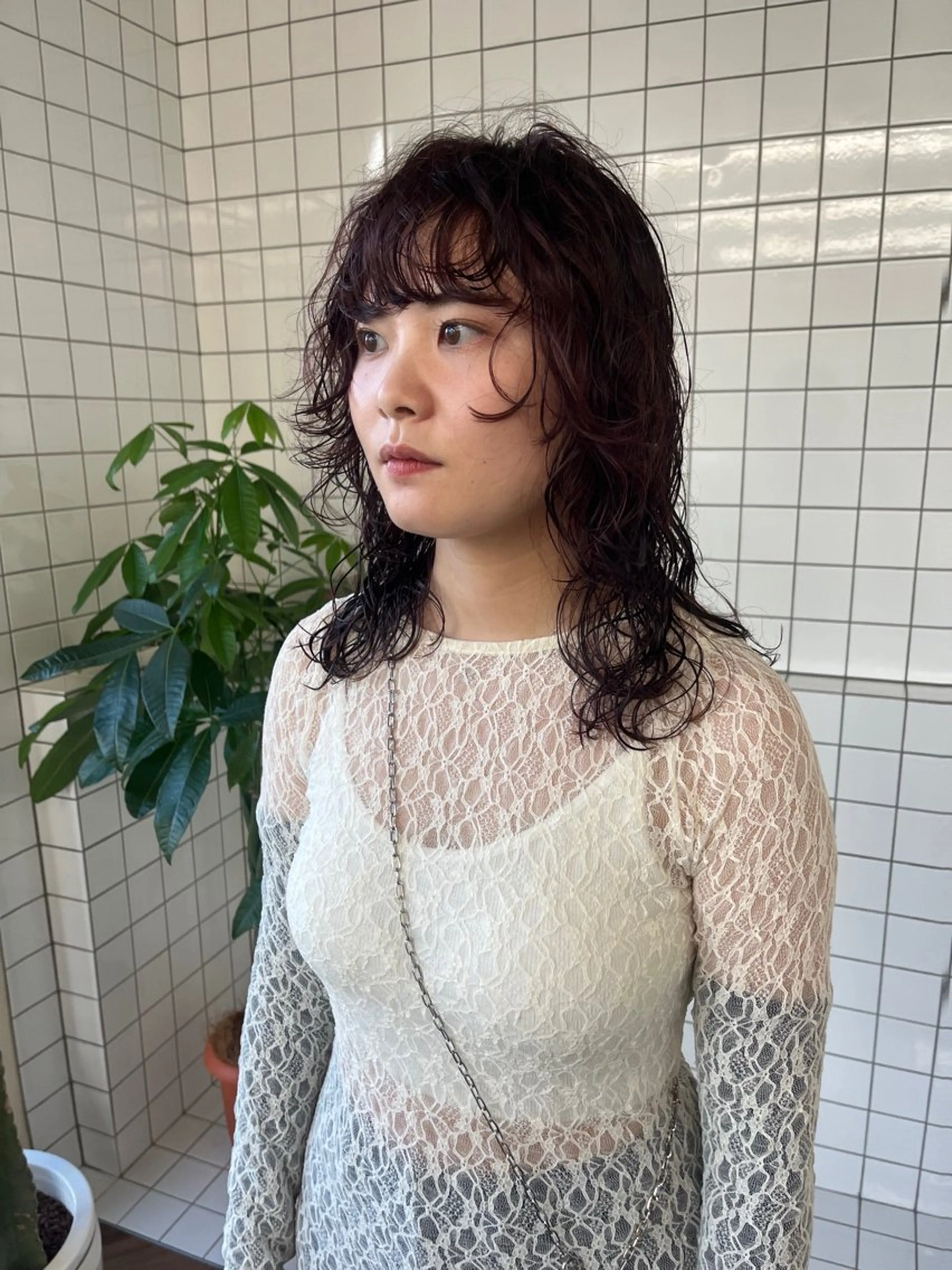 ミディアム カラー パーマ ミディアムパーマ カシス レイヤーカット カット ヘアカラー パーマ ボブパーマ/パーマ ウルフパーマのヘアスタイル