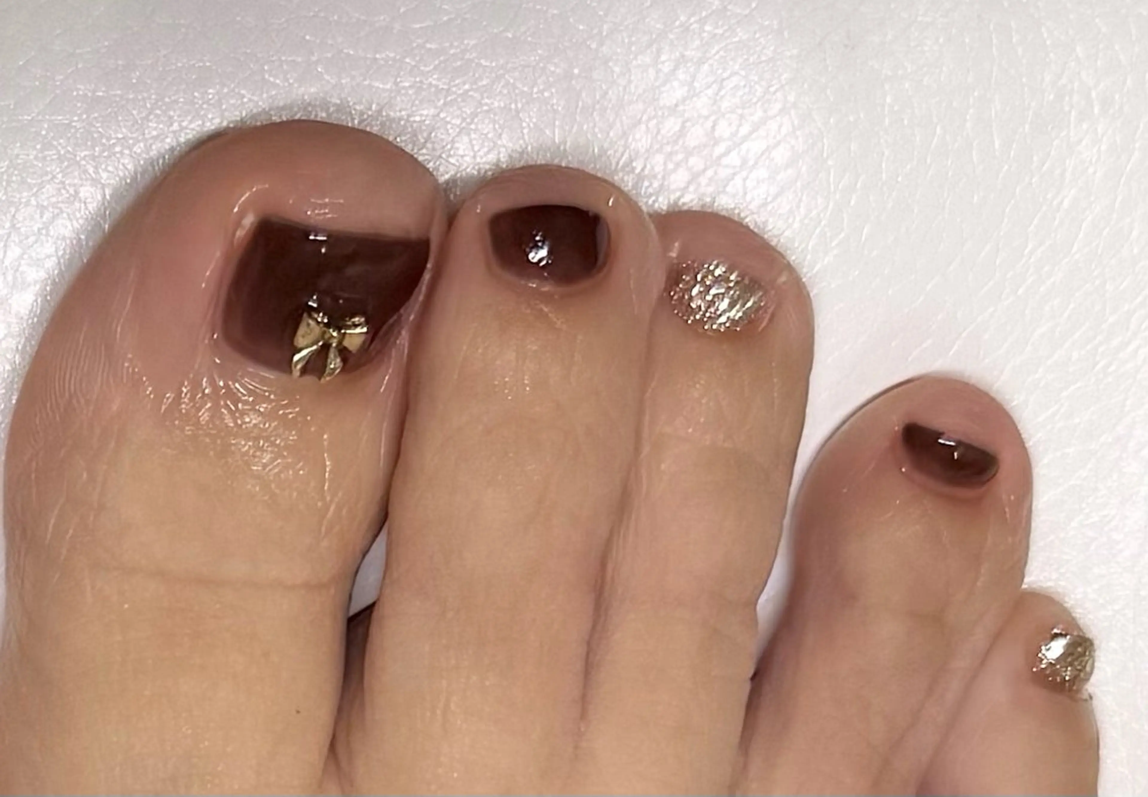 ネイル フットネイル ゴールド リボン salone Regina 【サローネ　レジーナ】所属・Regina Marinaのネイルデザイン