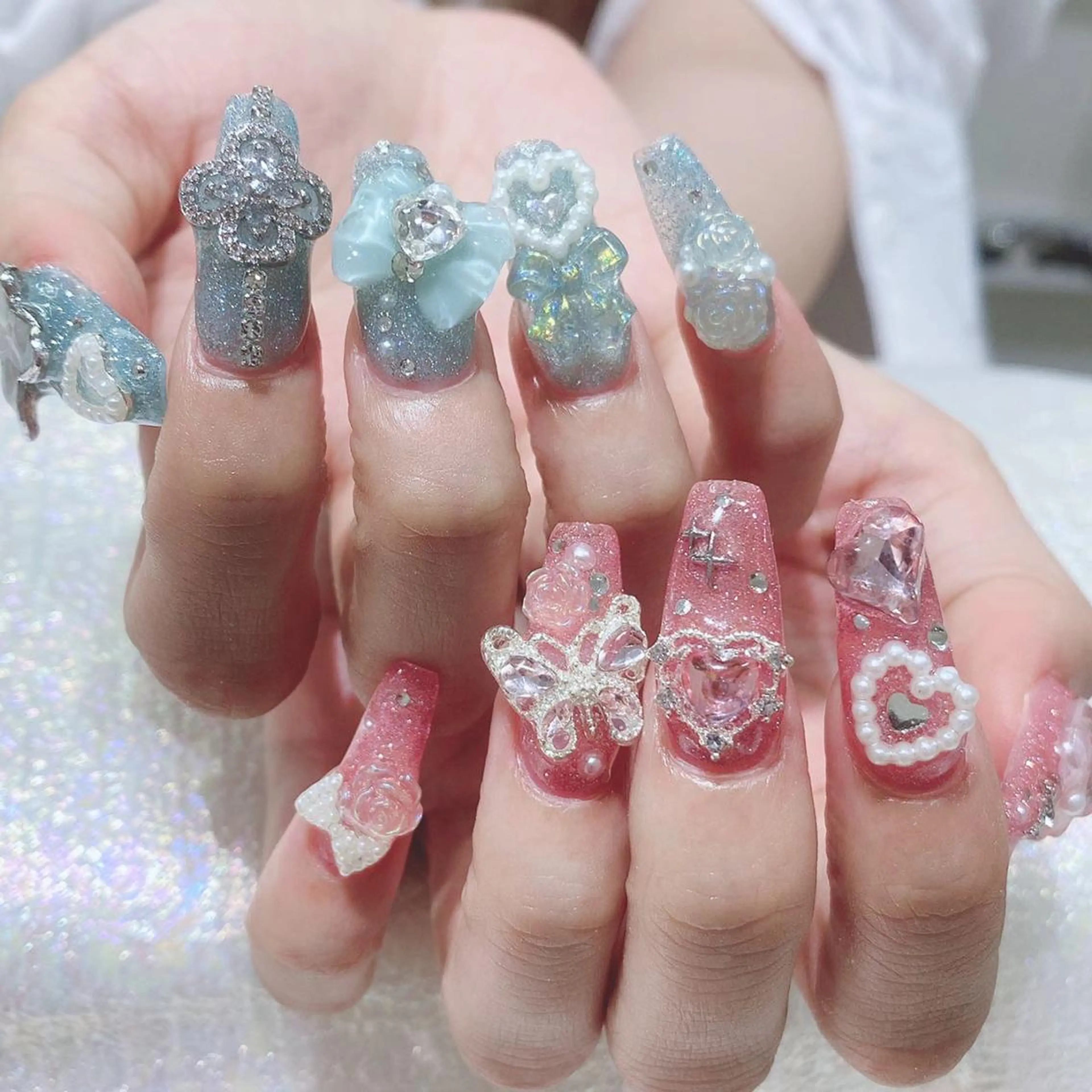 ネイル チークネイル ジェルネイル キラキラネイル マグネットネイル 持ち込み ハンドネイル Queens 新宿本店のネイルデザイン