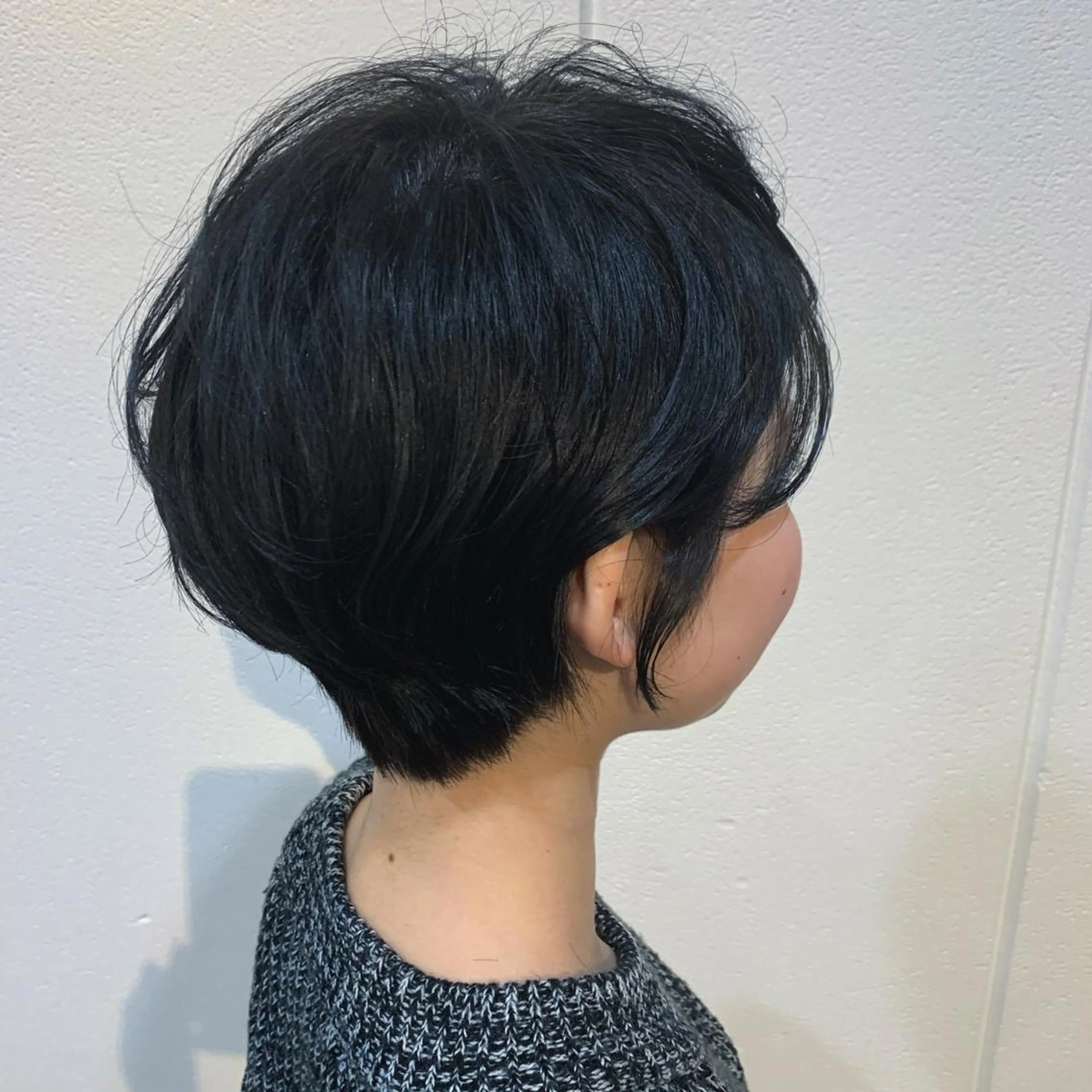 ショート カラー 黒髪 ブルーカラー ブルーブラック くびれヘア ショートヘア Lolonois梅田 /Okazaki:)のヘアスタイル