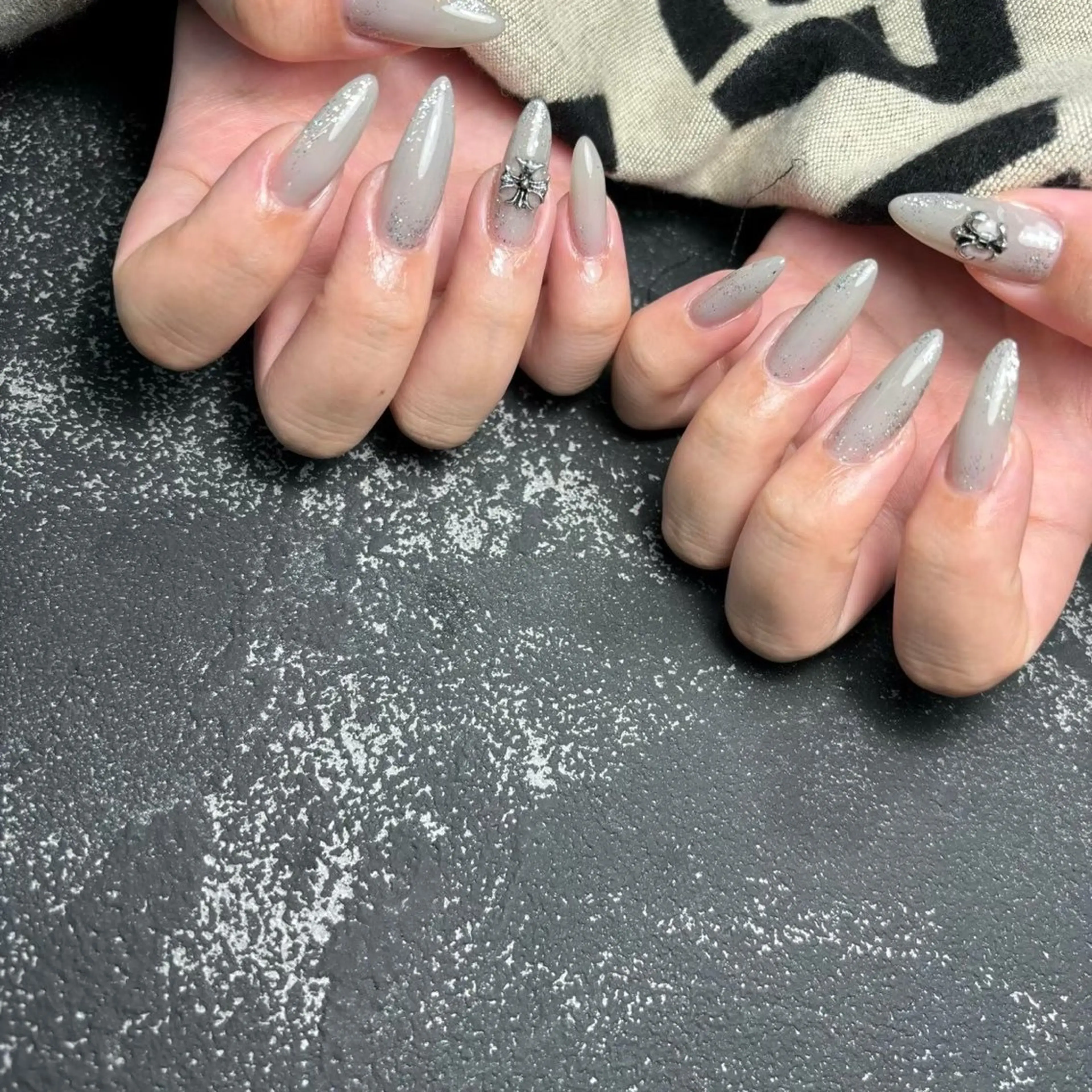 ネイル ラメ(グリッター) オフィスネイル シルバー シンプルネイル ストーンネイル ハンドネイル Queen Stella所属・Quee Stllaのネイルデザイン