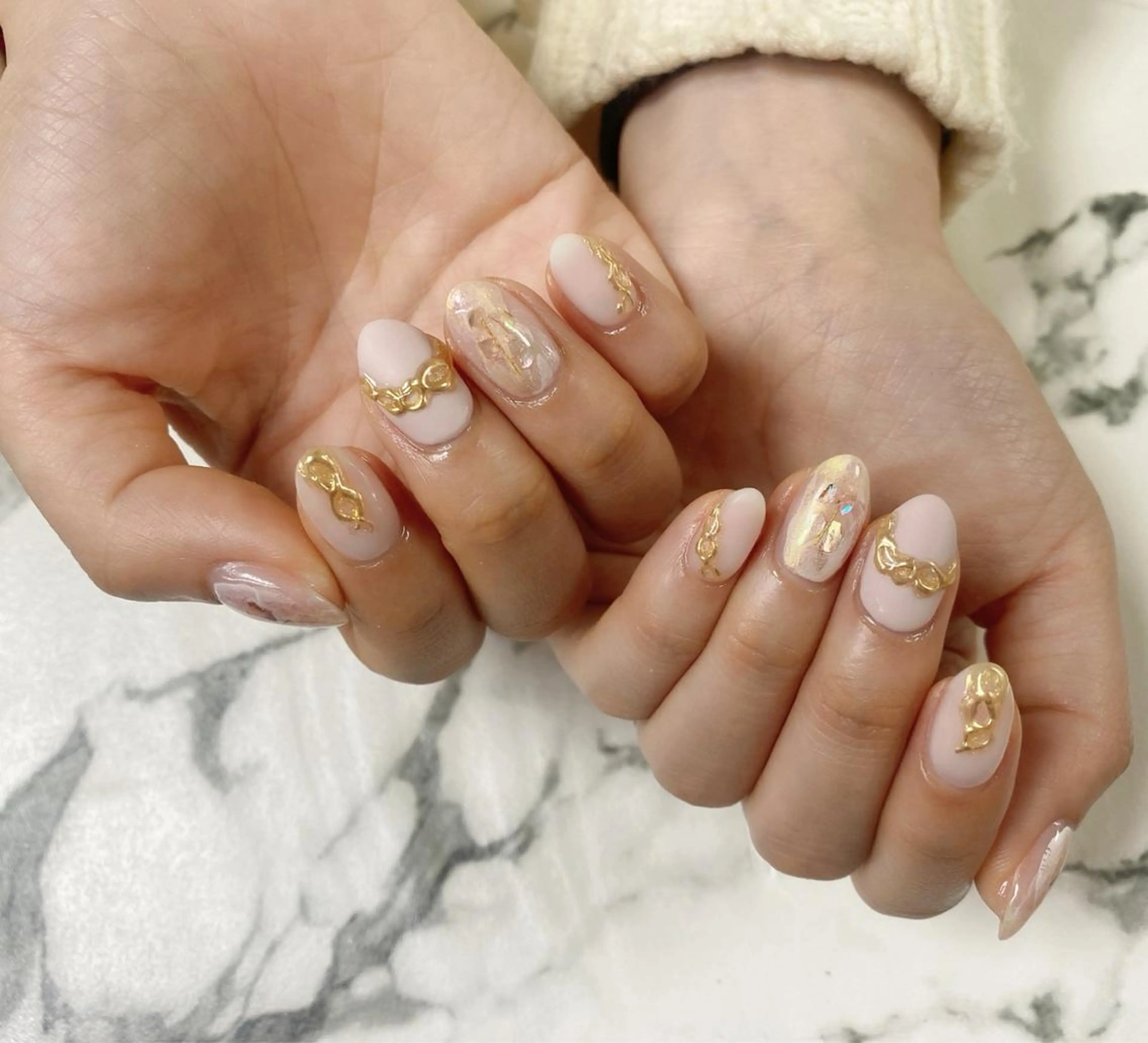 セミロング カラー ネイル アートネイル マットネイル ミラーネイル Q Free nailsのネイルデザイン