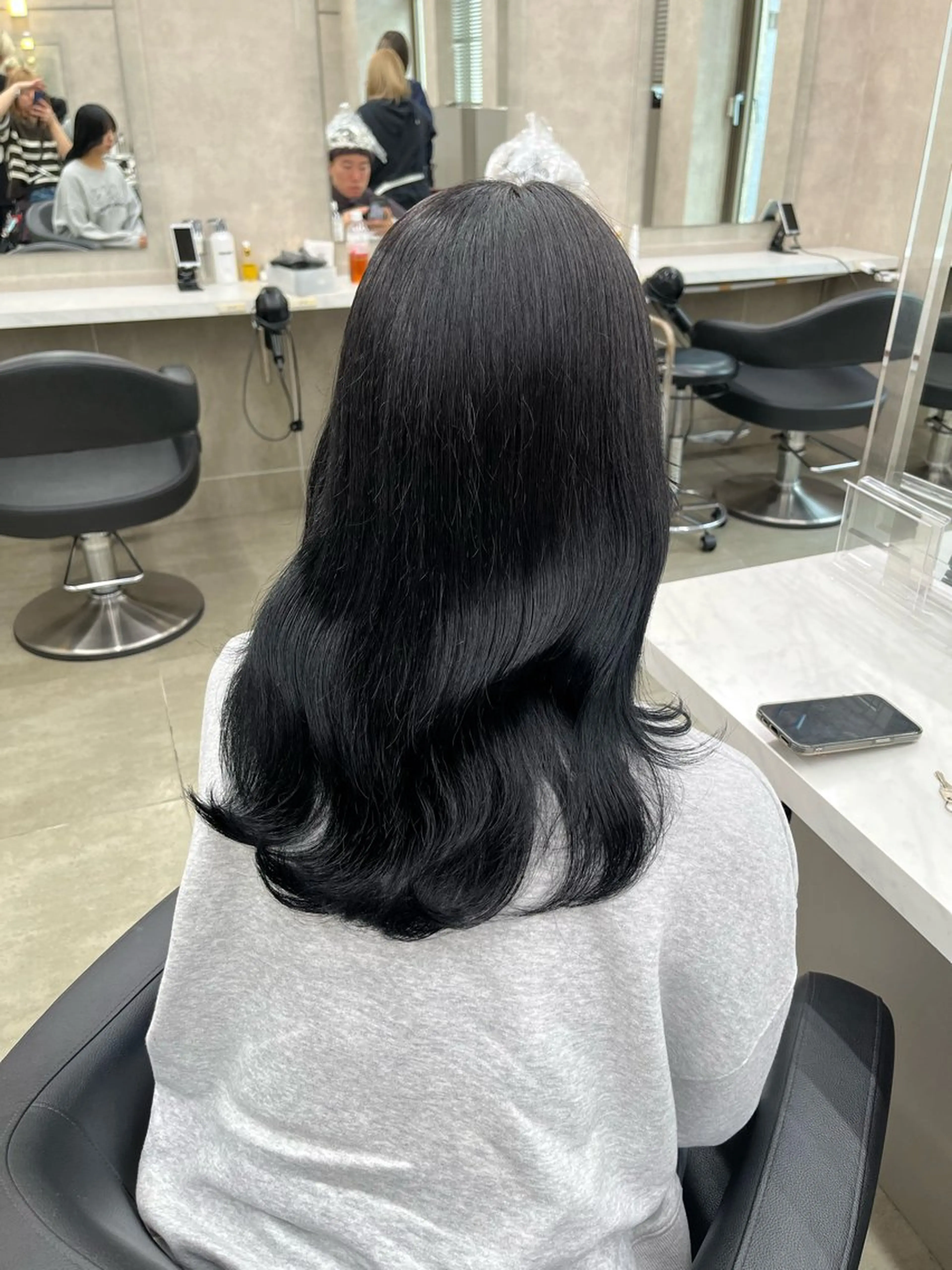 セミロング 寒色＆ブリーチ特化 寒色MiOのヘアスタイル