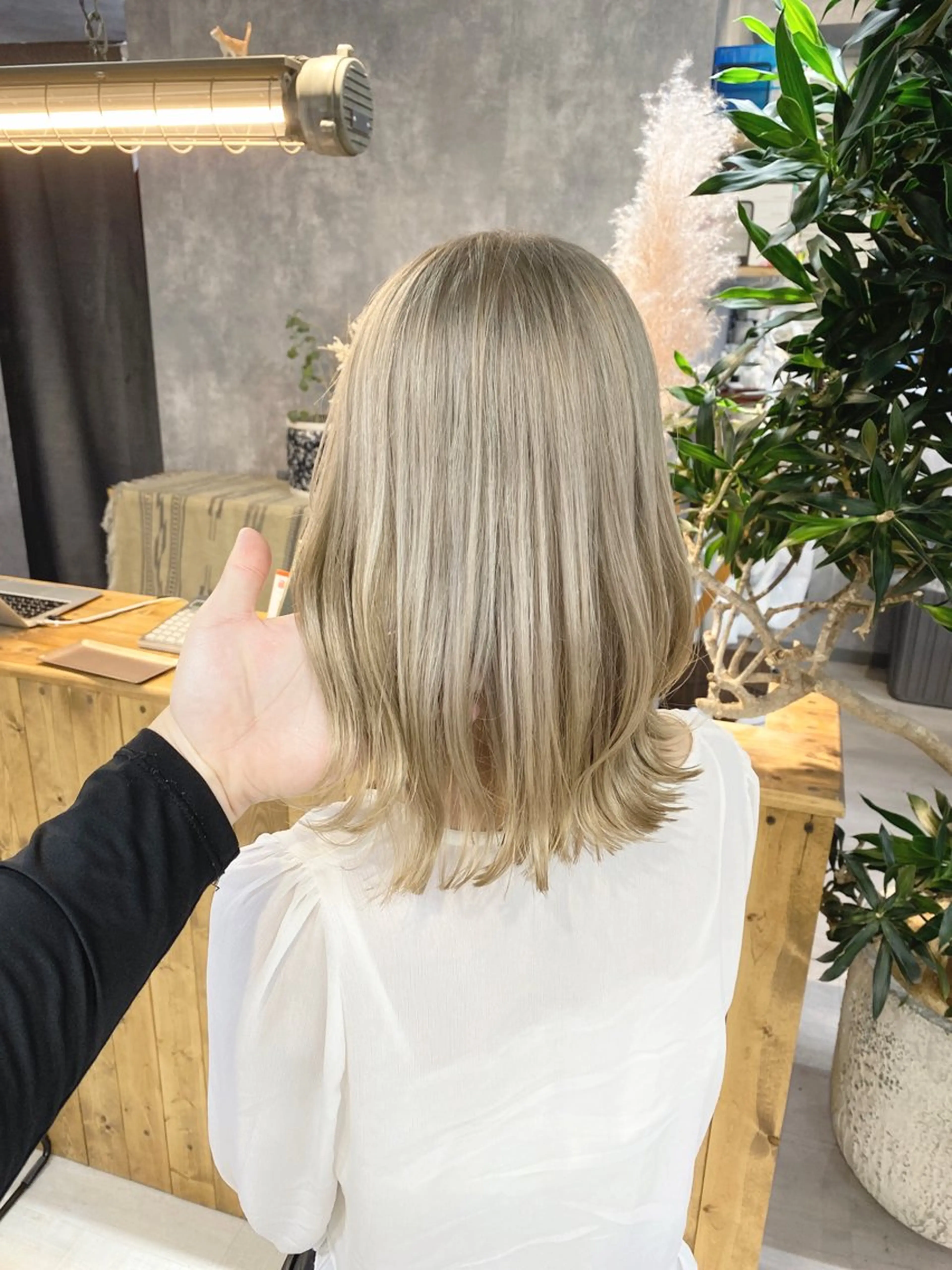 ミディアム カラー アッシュ アッシュブラック バレイヤージュ ベージュカラー 黒髪 【.ico】心斎橋 飛田ゆうきのヘアスタイル