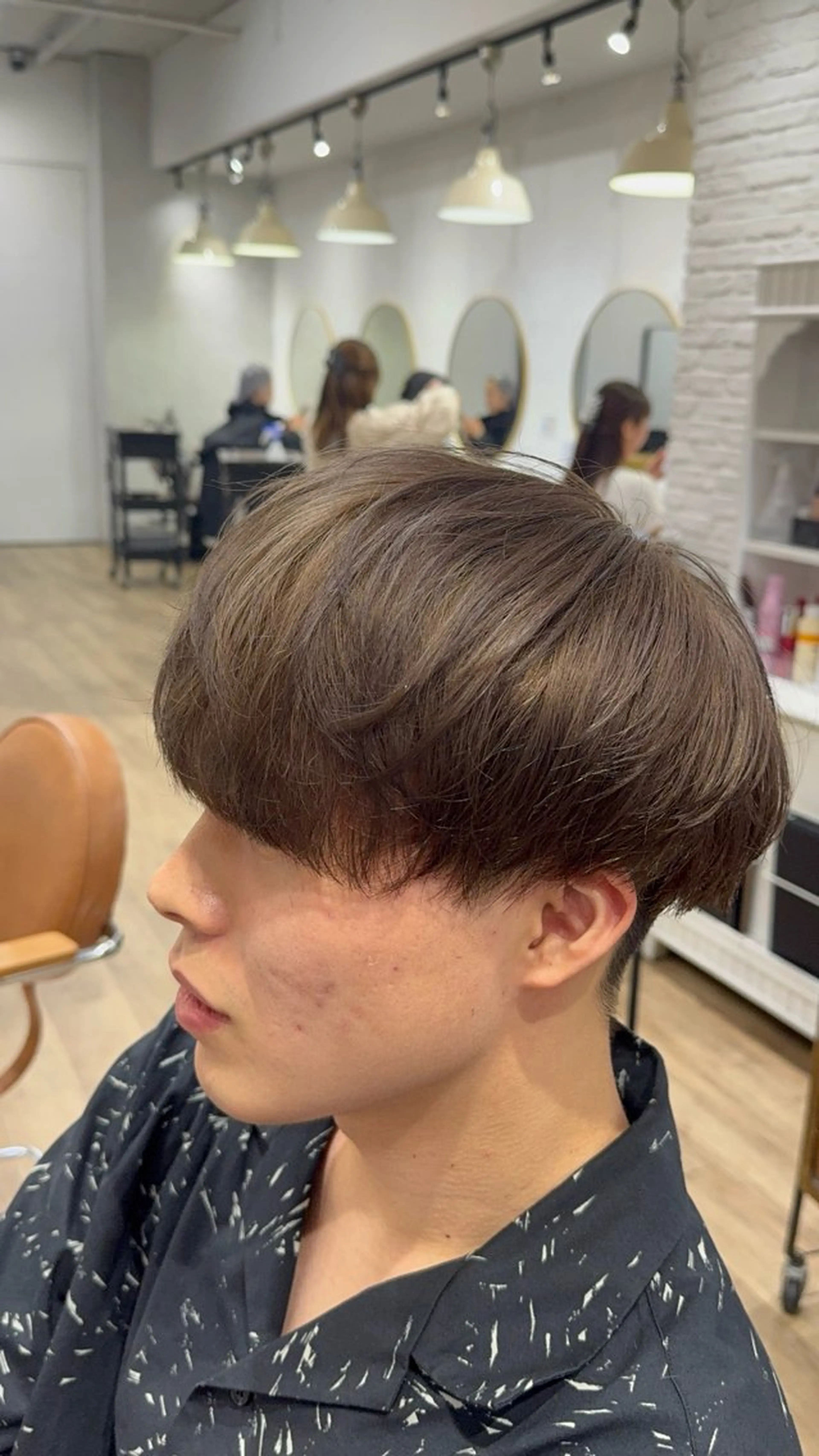 カラー メンズ メンズブリーチ ベージュカラー ブリーチ ミルクティーベージュ カット ヘアカラー トリートメント REBECCA 宮崎伊玖のヘアスタイル