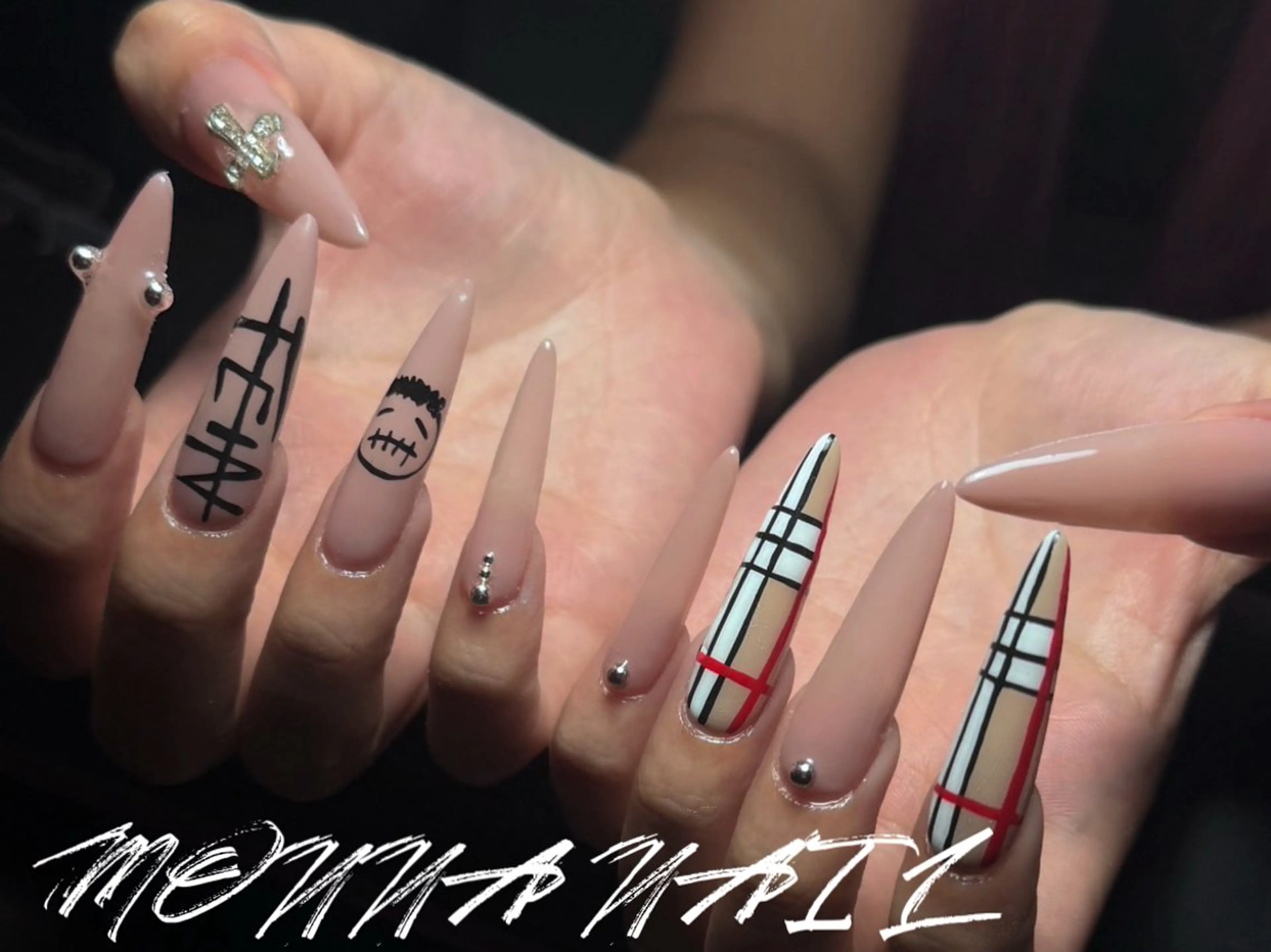 ネイル アートネイル ジェルネイル ロングネイル ワンカラーネイル ピンク ハンドネイル モンナ CCのネイルデザイン