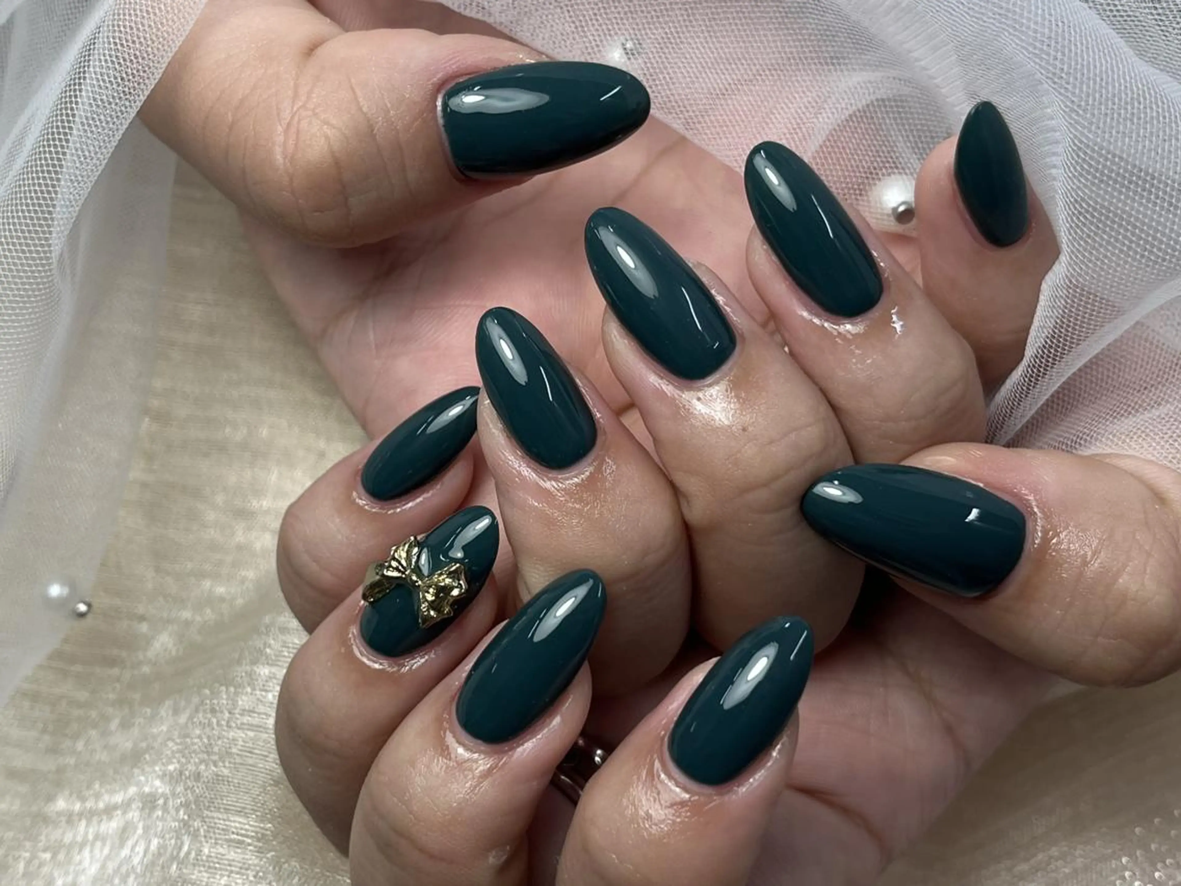 ネイル ゴールド グリーン リボン ハンドネイル ToliyDeliy Nail Salonのネイルデザイン