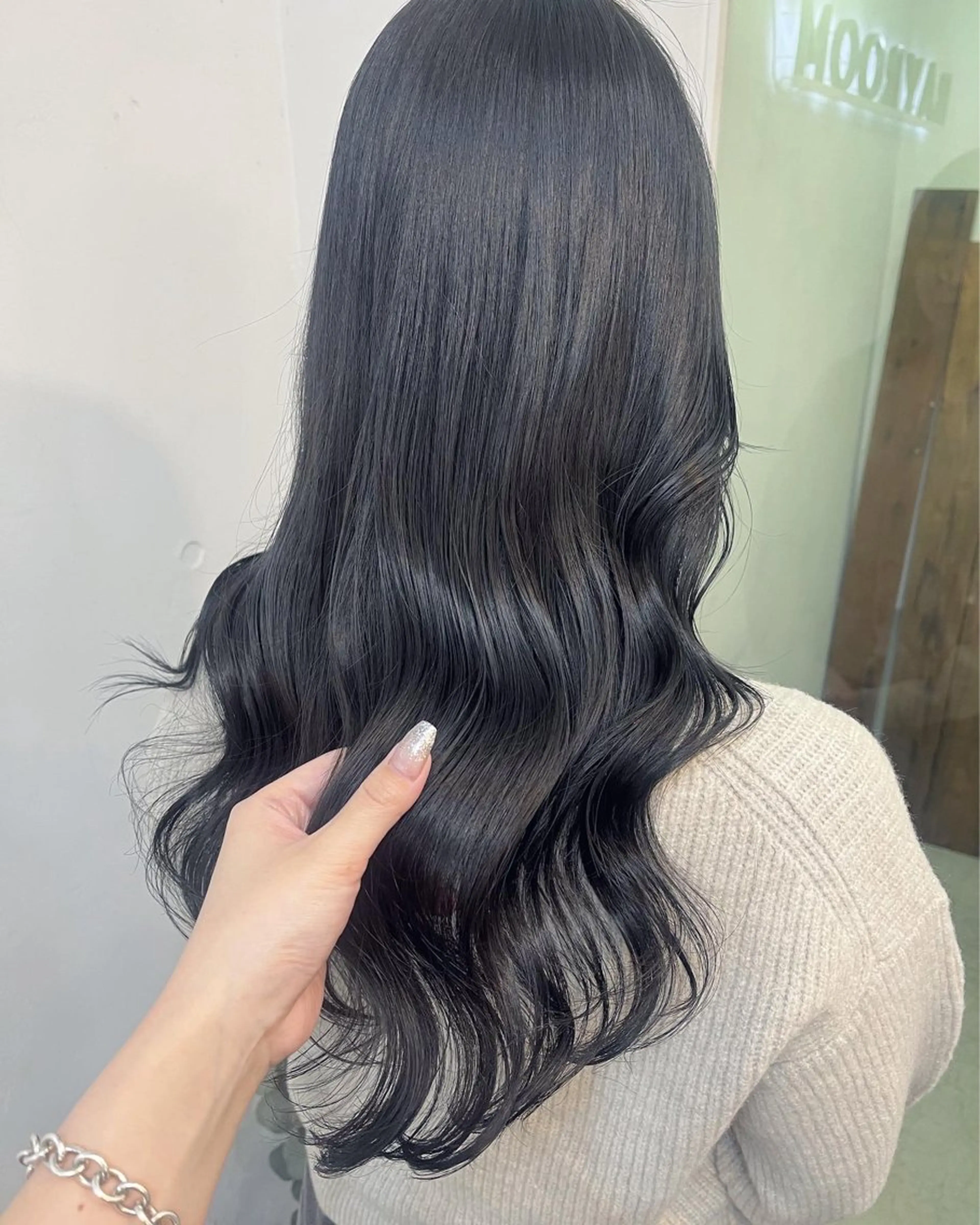 ロング カラー 黒髪 ブルーカラー ブルーブラック ヘアカラー トリートメント mizuho🐈‍⬛ 艶髪￤ダークトーンのヘアスタイル