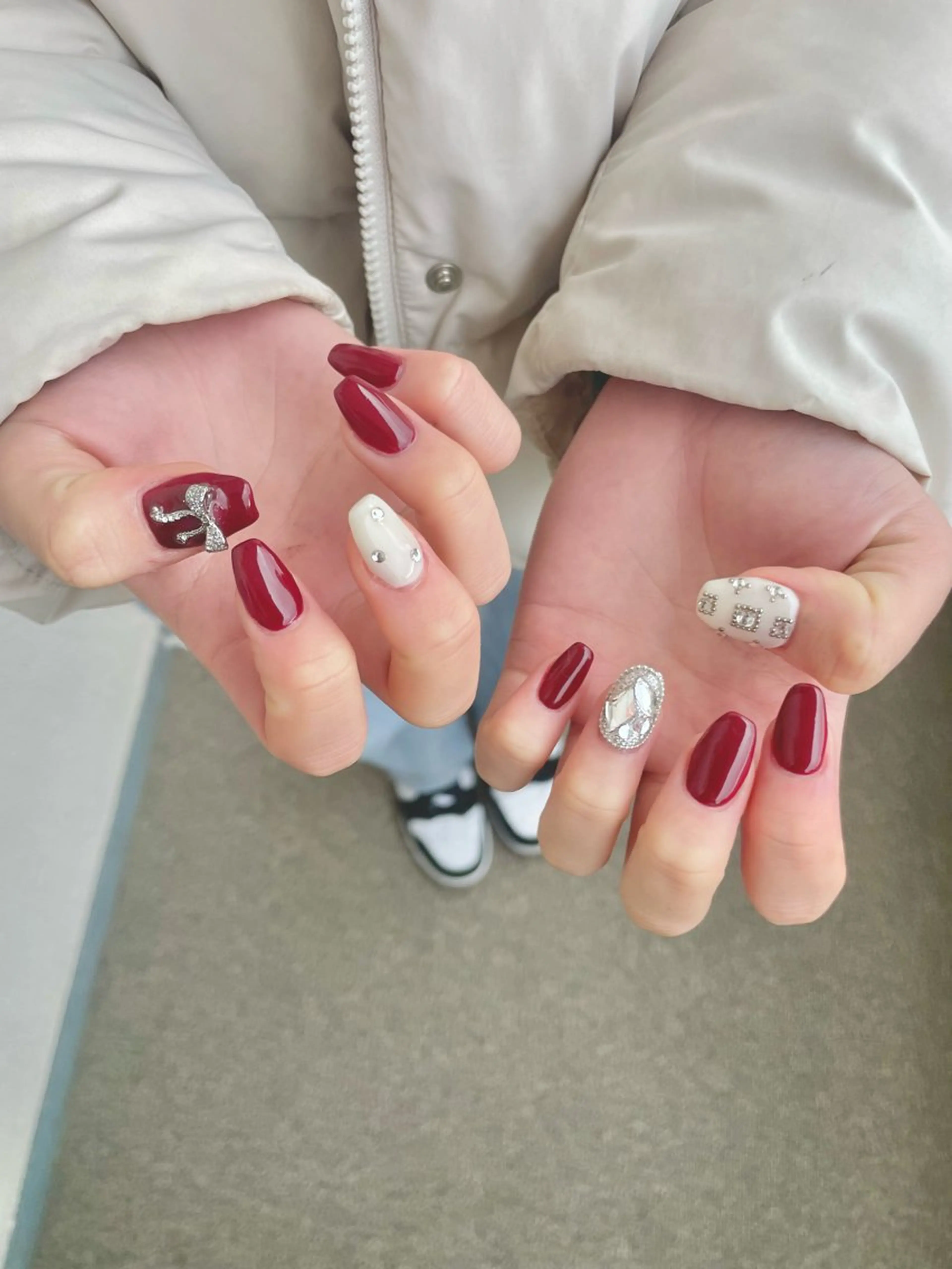 ネイル キラキラネイル リボン スカルプネイル ストーンネイル 冬ネイル Ever Blue Nail Salonのネイルデザイン