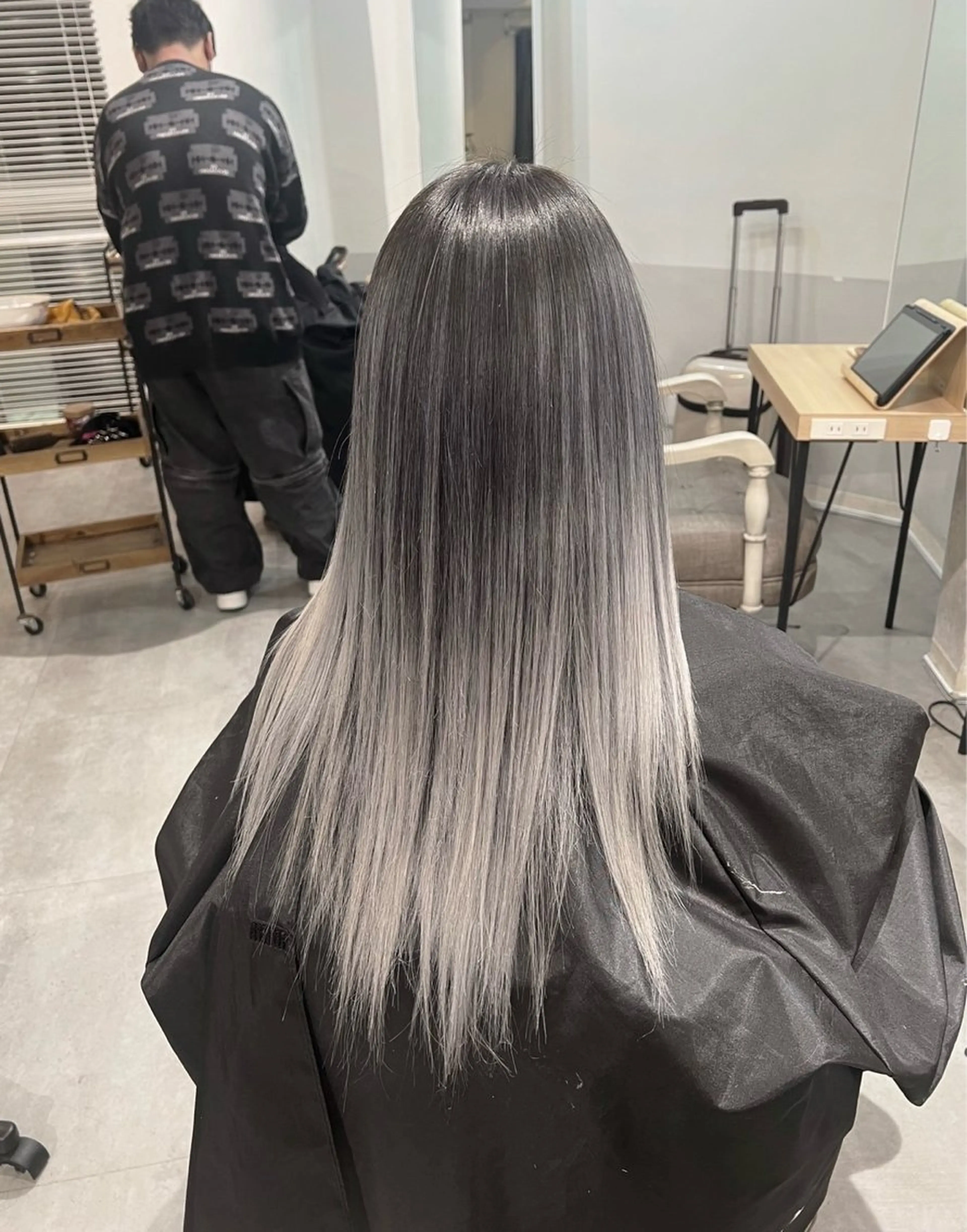 セミロング カラー バレイヤージュ シルバー ホワイトシルバー レイヤーカット ヘアカラー トリートメント ROBIN所属・指名数No.1 /NAOYAのヘアスタイル