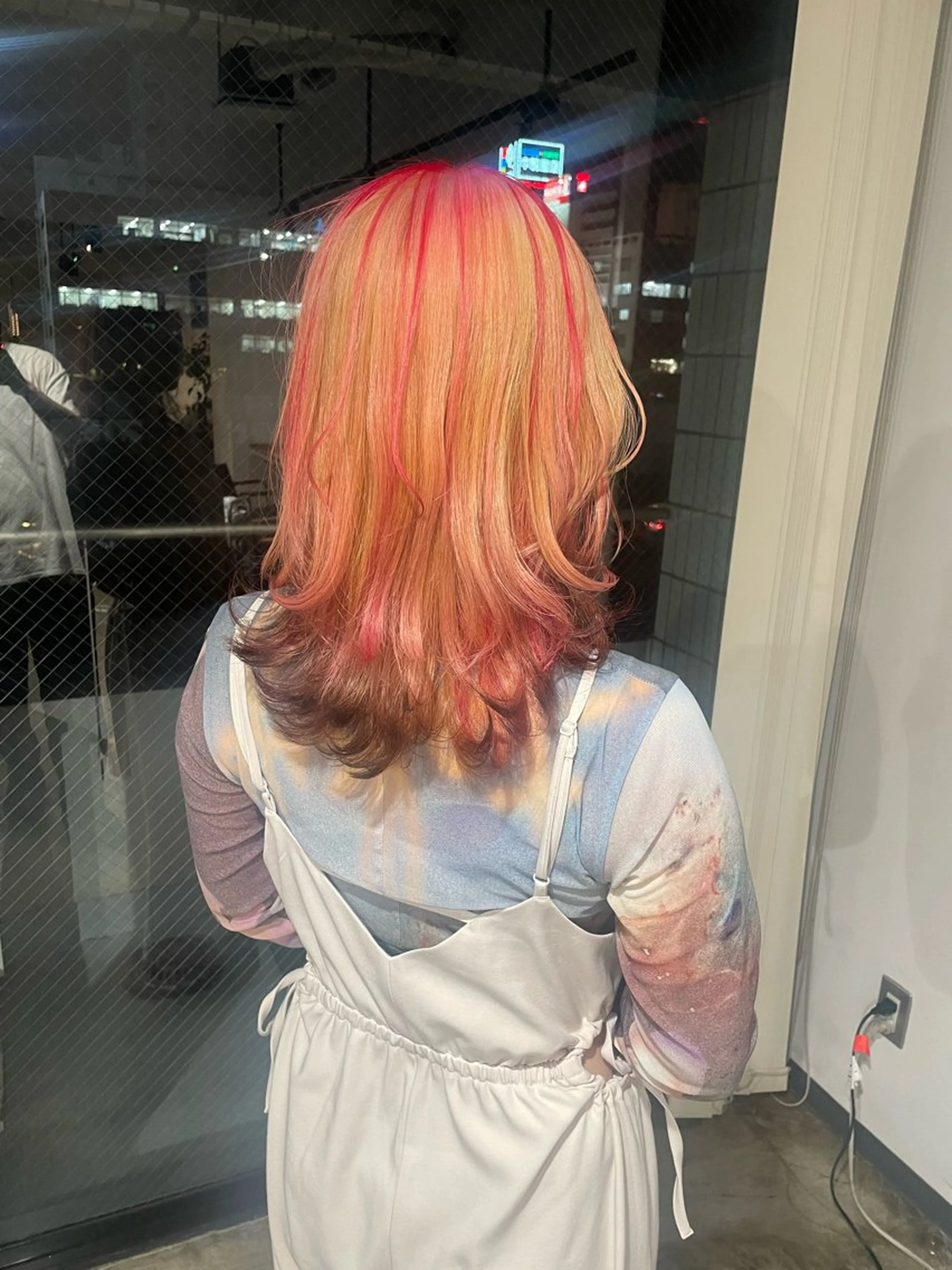 ミディアム カラー 黒髪 デザインカラー ピンクカラー ハイトーン/レイヤー /ケアブリーチ石川治のヘアスタイル