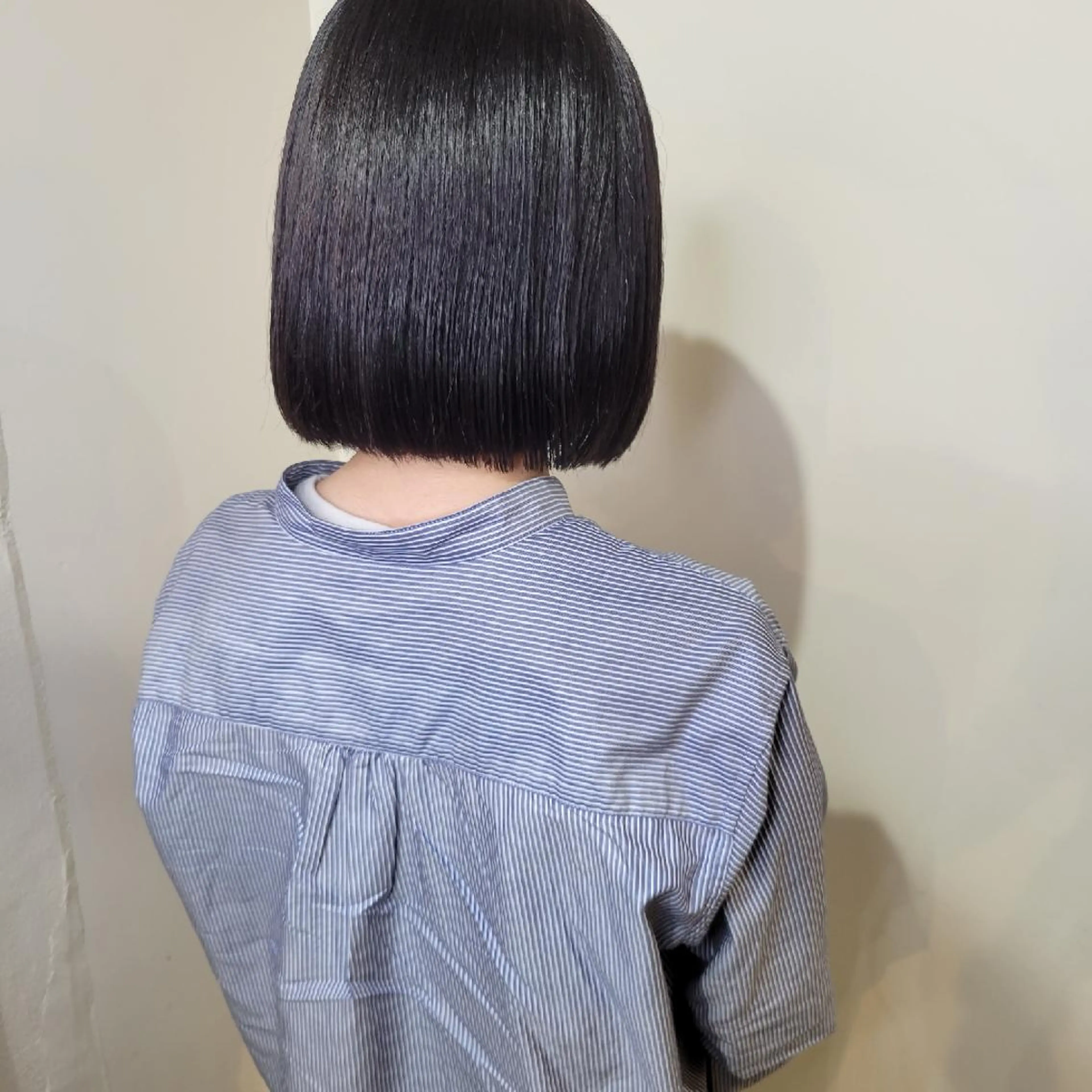 ミディアム 切りっぱなしボブ ボブ カット ヘアカラー トリートメント 🇰🇷透明感×ハイ トーン🌟tomoのヘアスタイル