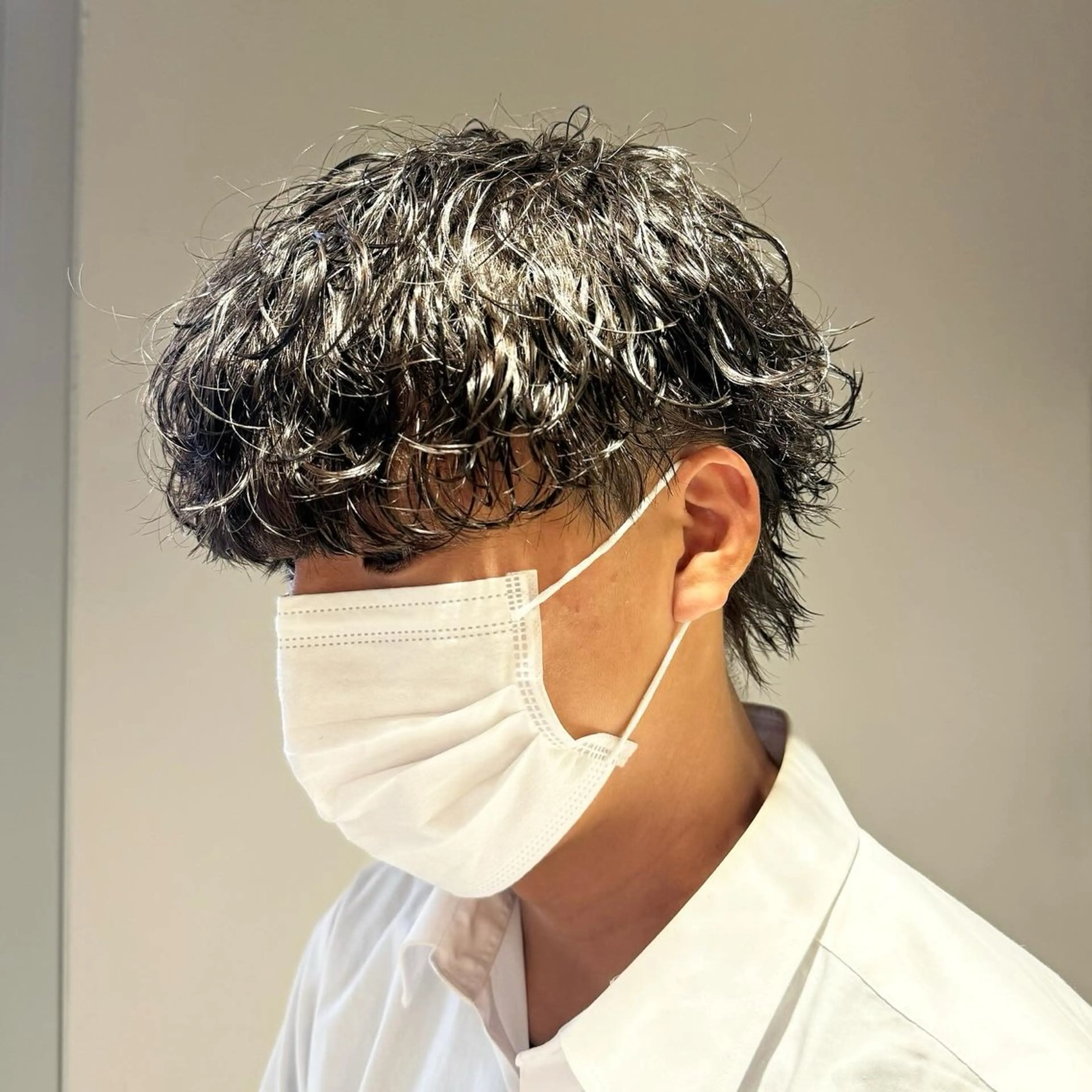 ショート パーマ ヘアアレンジ メンズ メンズパーマ 波巻きパーマ メンズウルフカット ウルフカット 顔まわりカット の達人のヘアスタイル