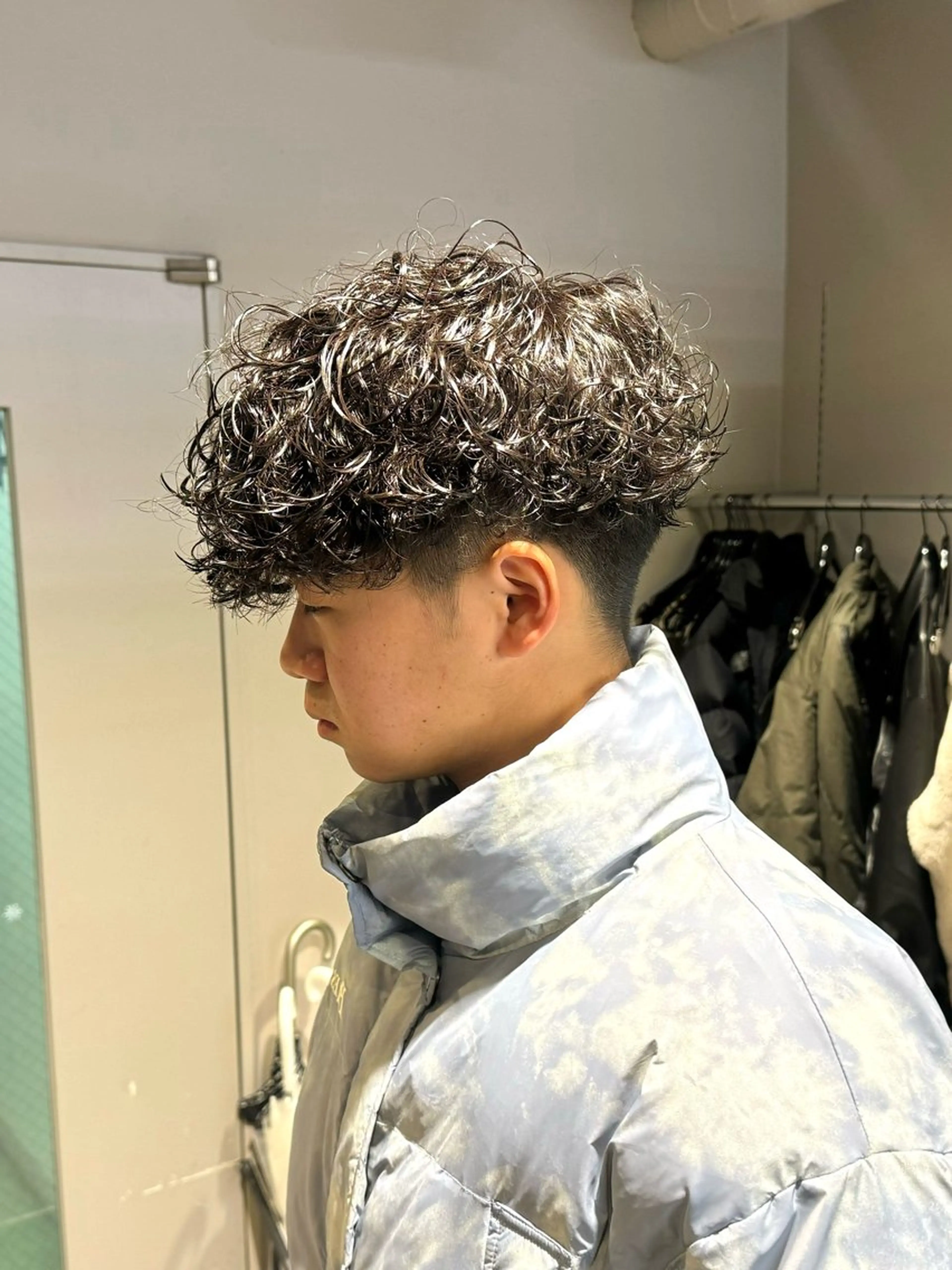 ミディアム パーマ ヘアアレンジ メンズ ミディアムパーマ メンズパーマ プードルパーマ プードルパーマ カット パーマ トリートメント ヘッドスパ ヘアセット 顔まわりカット の達人のヘアスタイル