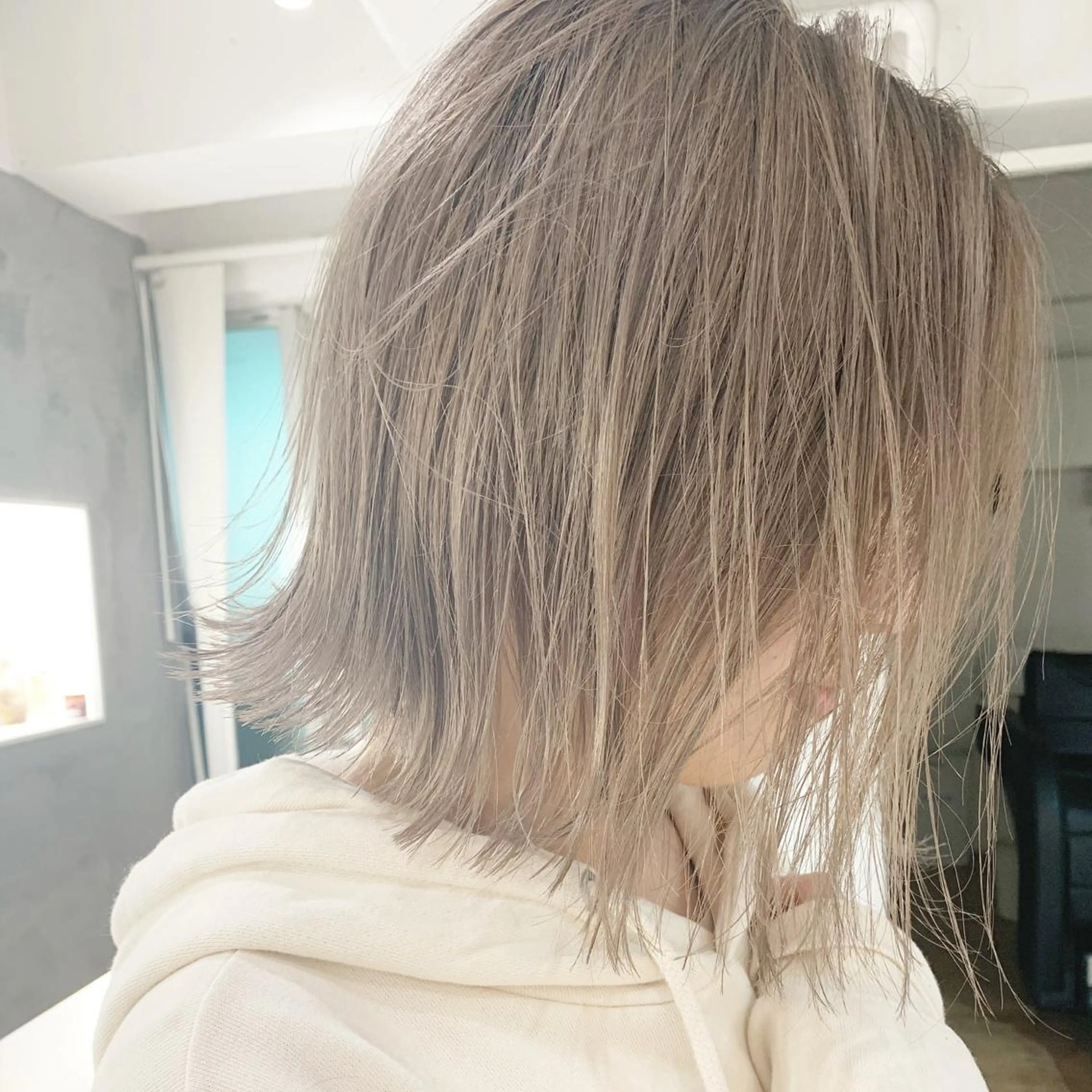 ミディアム カラー ヘアアレンジ ベージュカラー ブリーチ ハイトーンカラー ミルクティーベージュ カット ヘアカラー トリートメント 🌿ショート🌿 パーマ🌿淳平のヘアスタイル