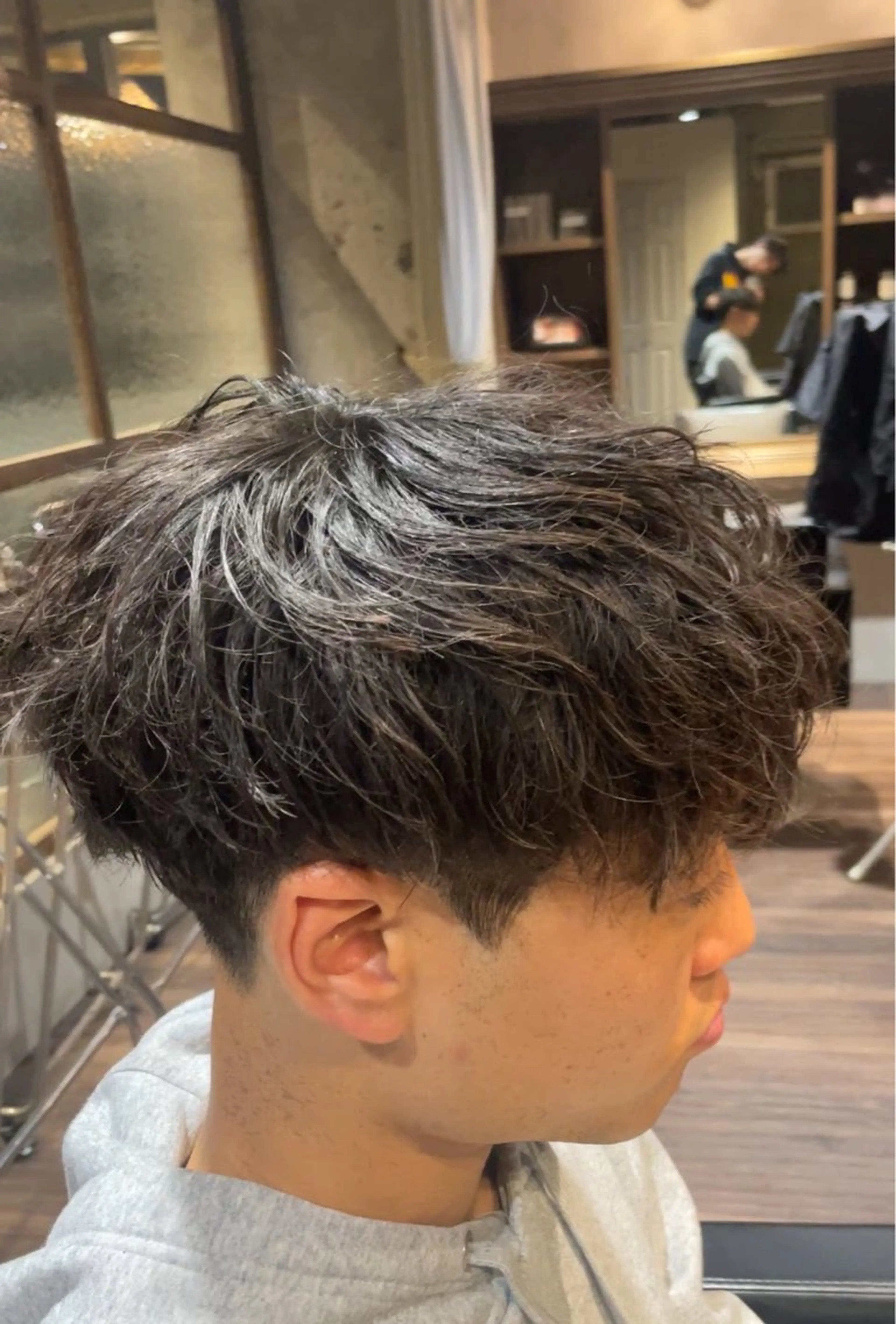 メンズ センターパート メンズハイトーン マッシュウルフ マッシュ メンズパーマ カット ヘアセット メンズヘア/岩舘 真斗のヘアスタイル