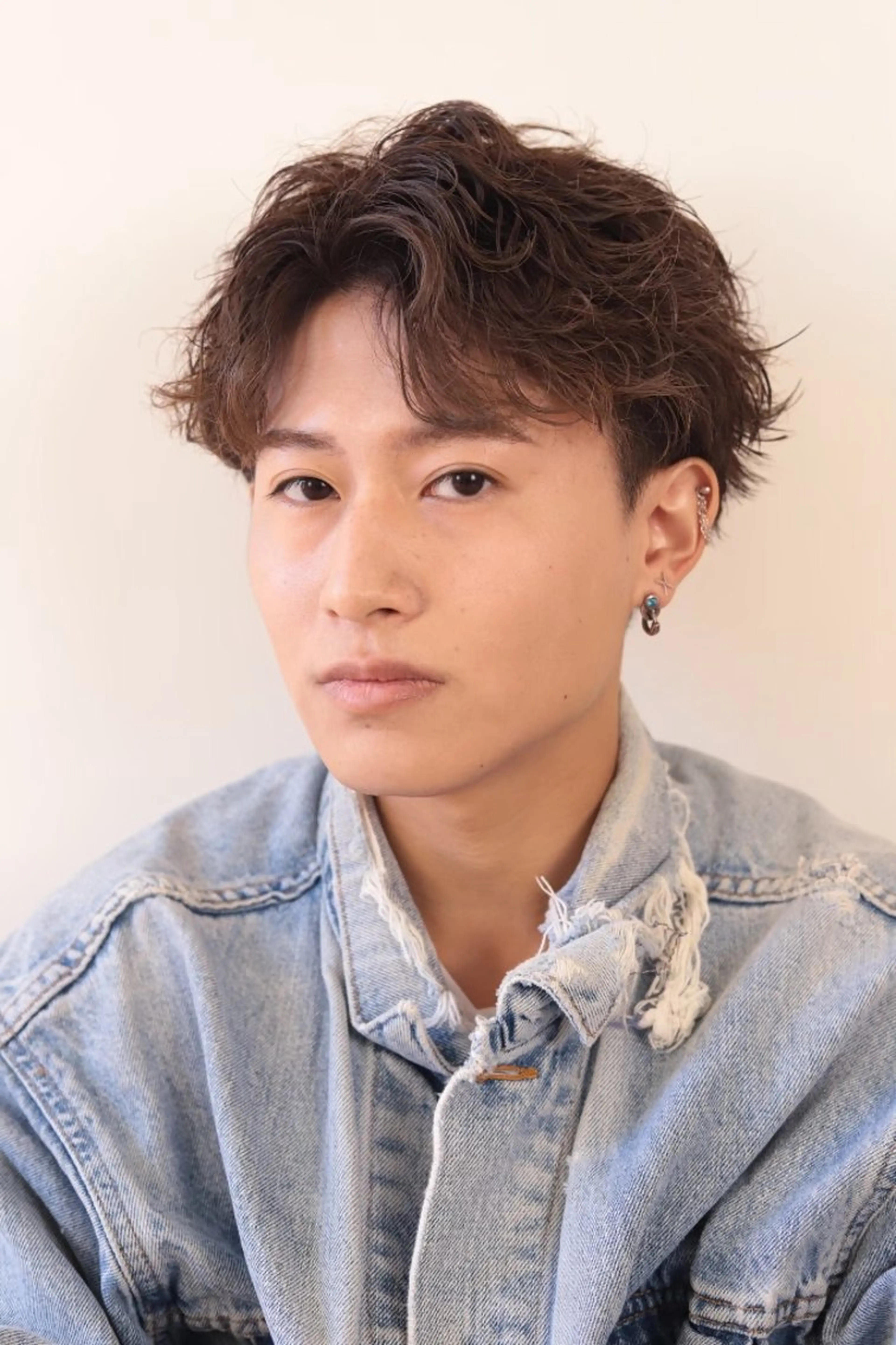 メンズ パーマ アップバング メンズパーマ カット パーマ メンズ ヘアメイク  ハイトーン キャロのヘアスタイル