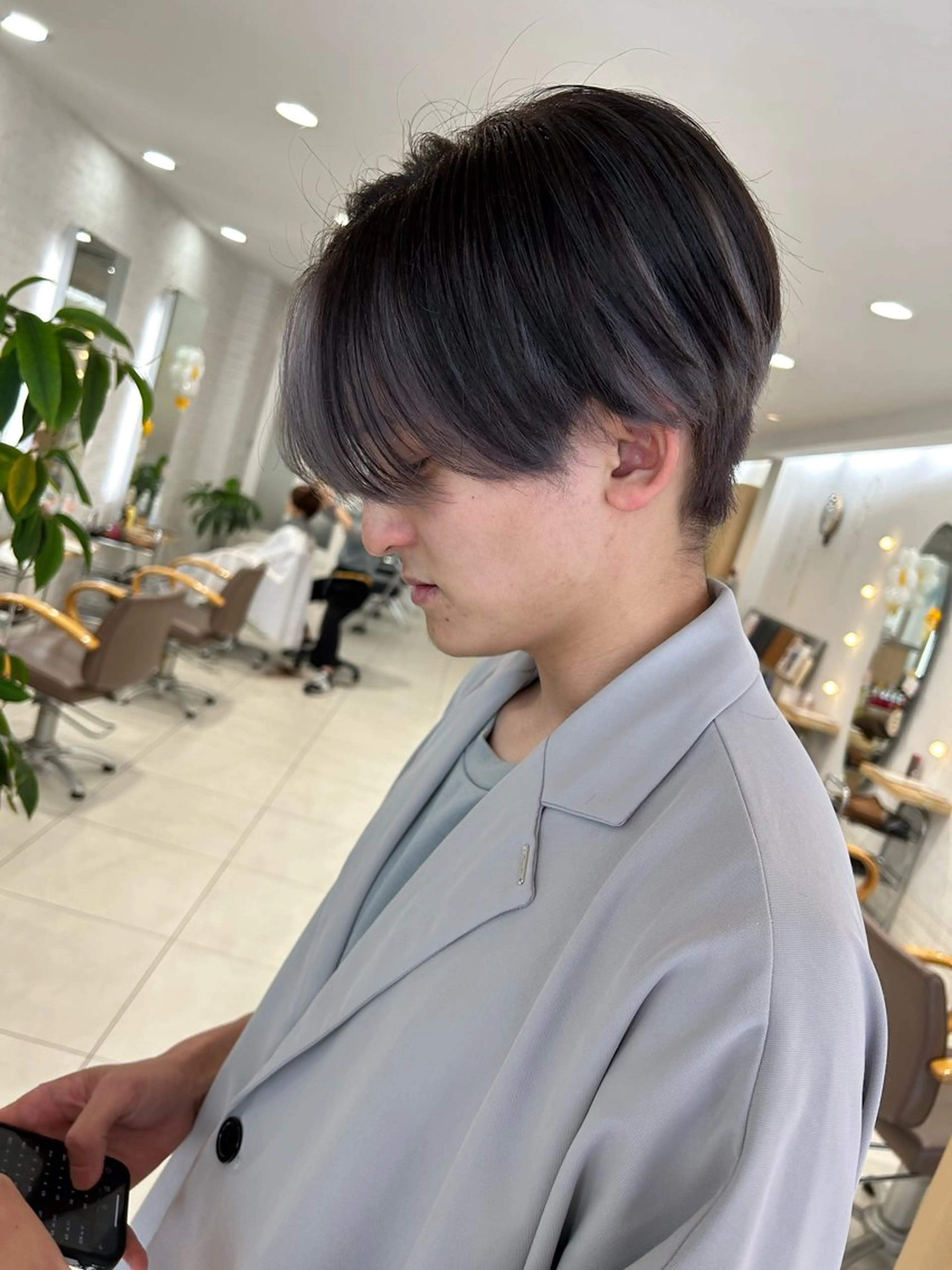 ショート カラー メンズ センターパート メンズインナーカラー インナーカラー シルバー 🍀透明感抜群🍀/ ハイトーンカラーのヘアスタイル